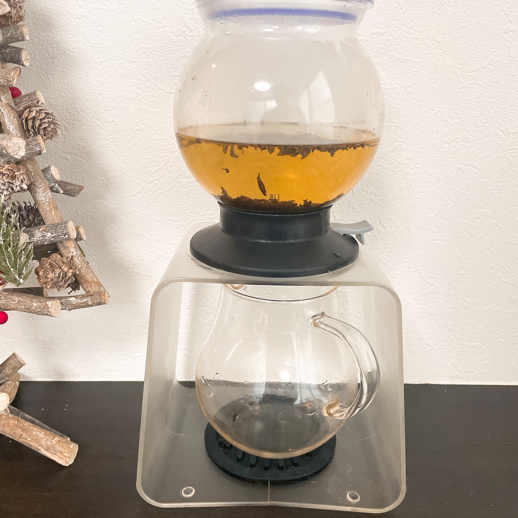 HARIO
HARIO ティードリッパーラルゴ スタンドセット
￥8,800　お茶を淹れているところ