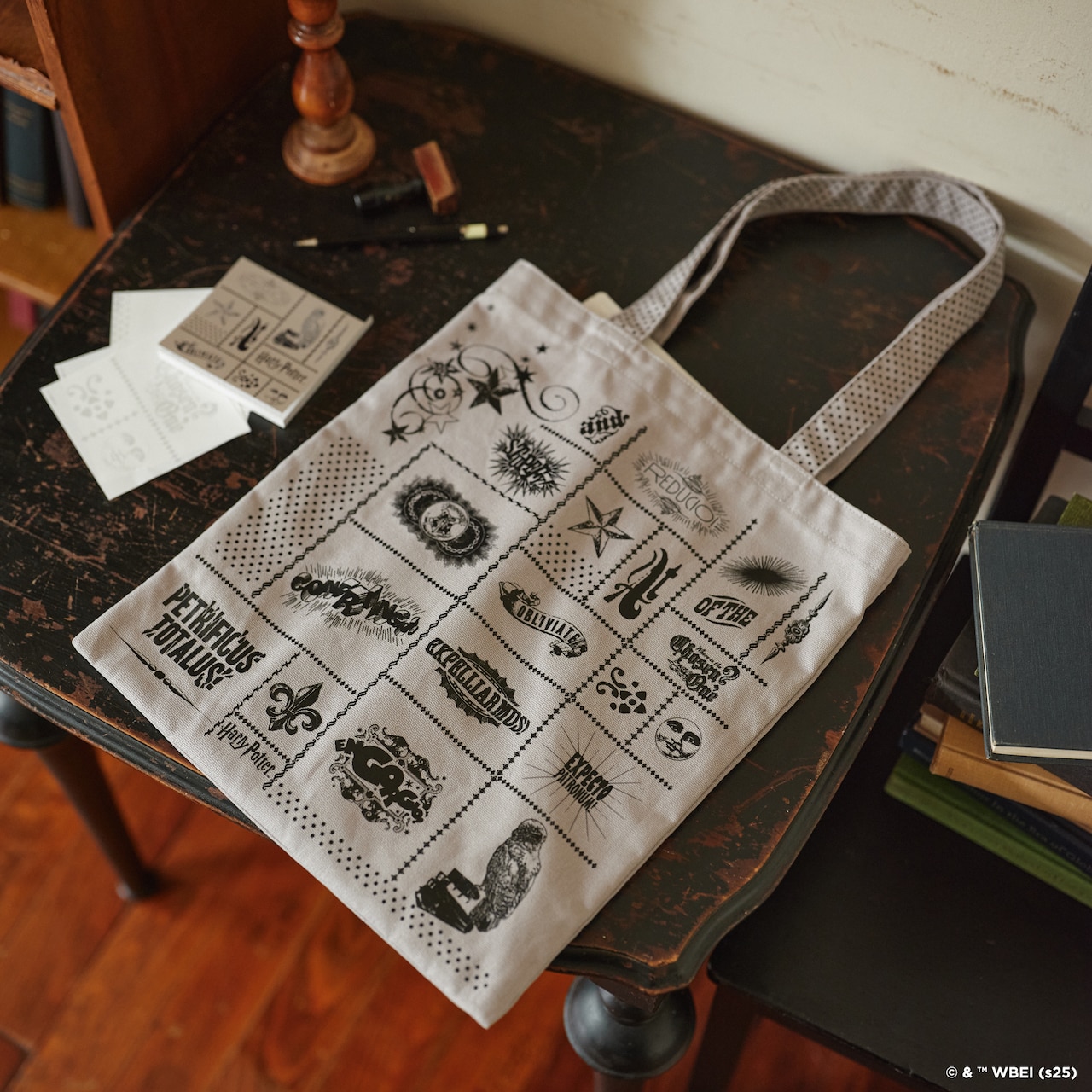 アフタヌーンティー・リビング ハリー・ポッターコラボ　呪文デザインのトートバッグ