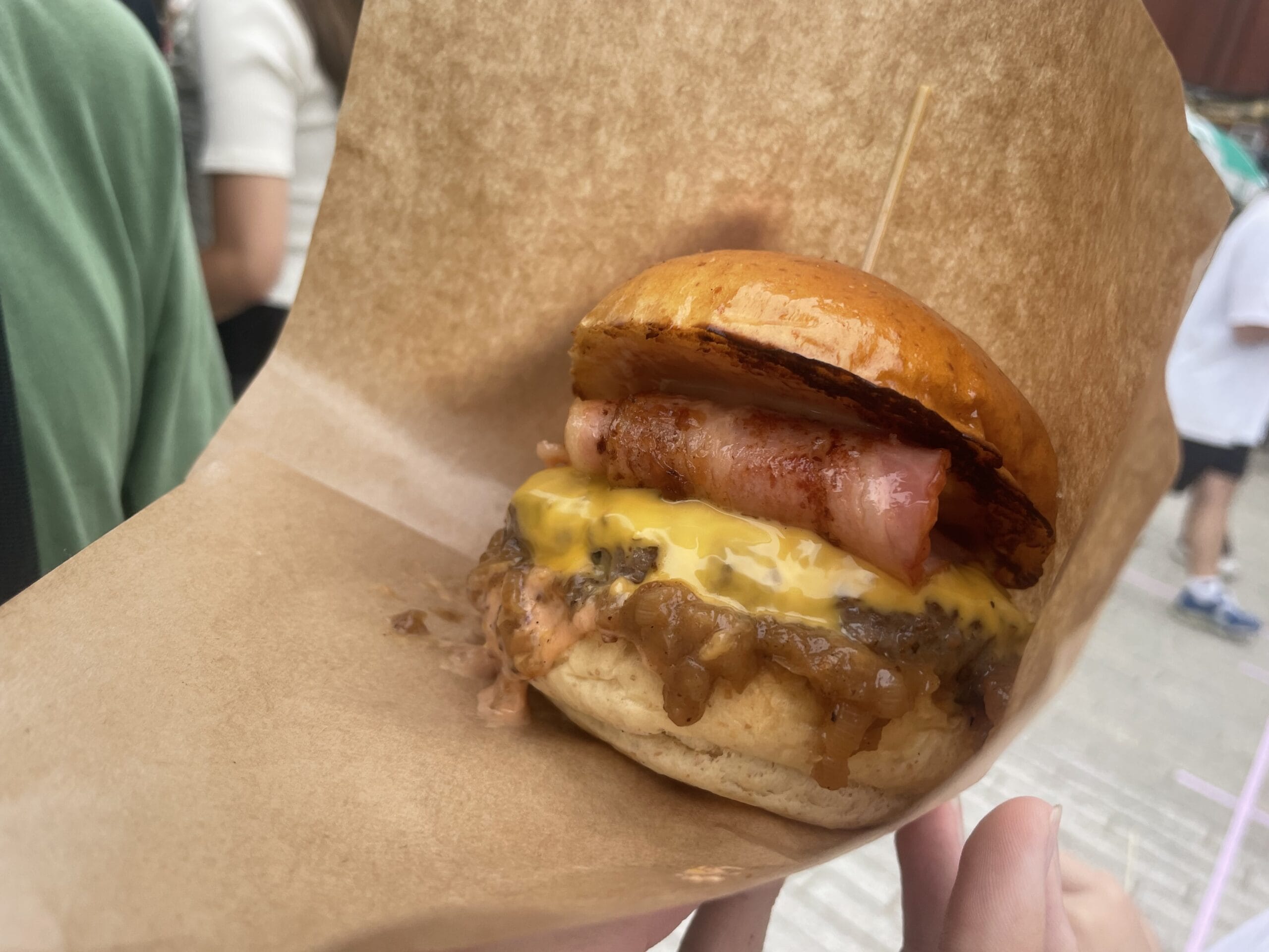 ハンバーガーフェス2025での「Hi！DINER」のGBCバーガーの写真。