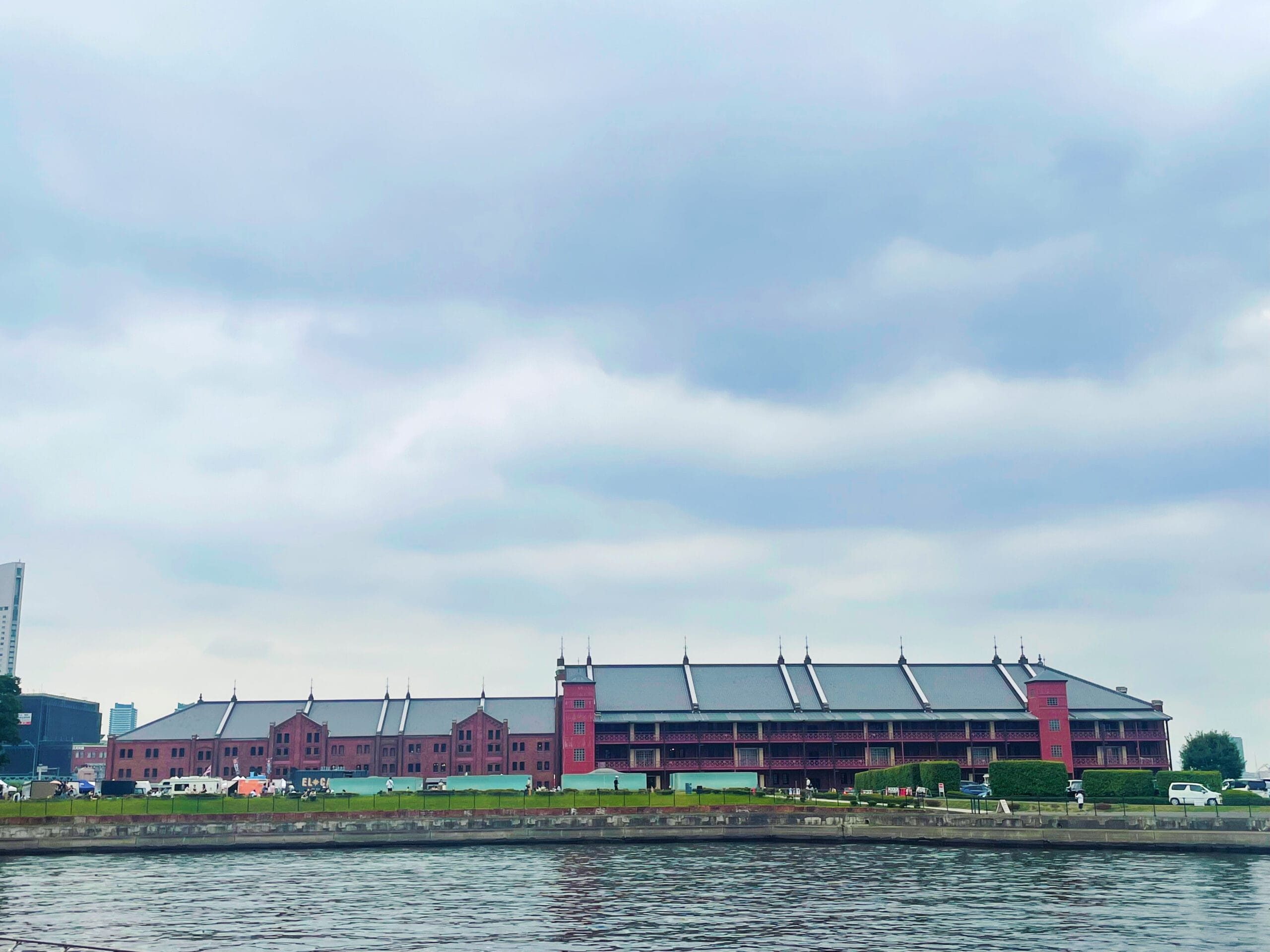 対岸から見た横浜赤レンガ倉庫の写真。曇天。