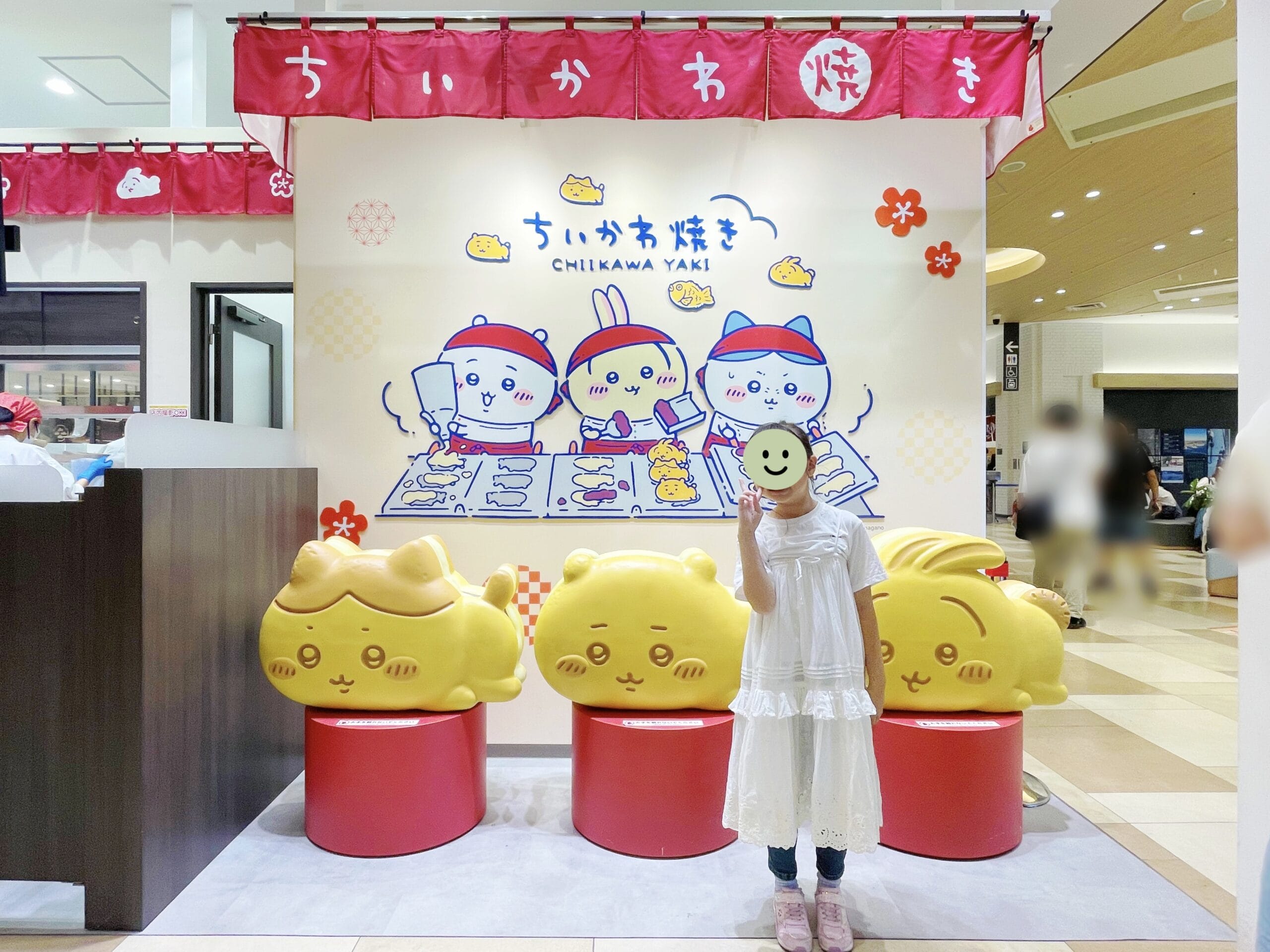 ちいかわ焼きのフォトスポットで記念撮影する小3女児