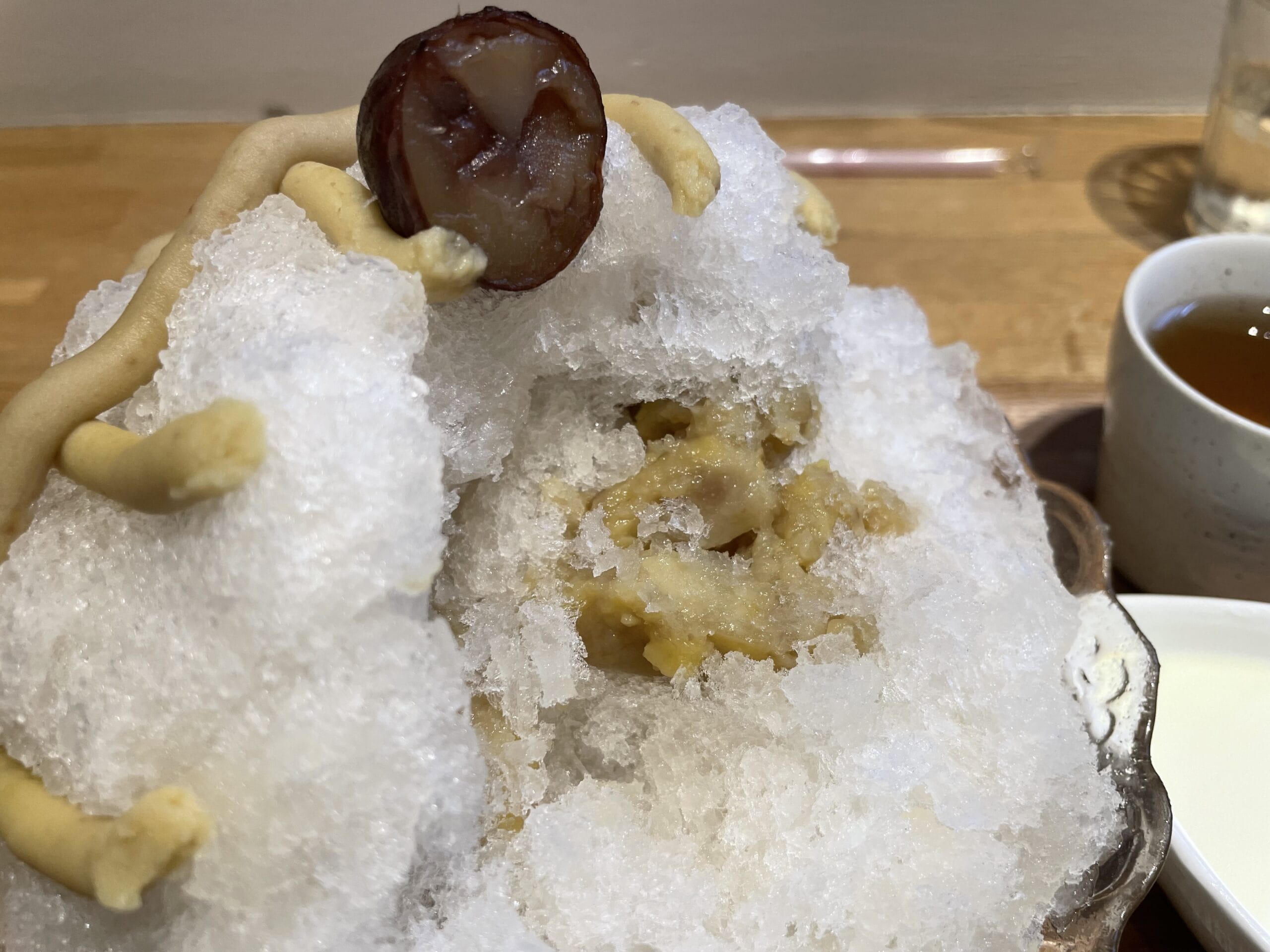 カフェクノップゥの和栗のかき氷。食べ進めた写真。