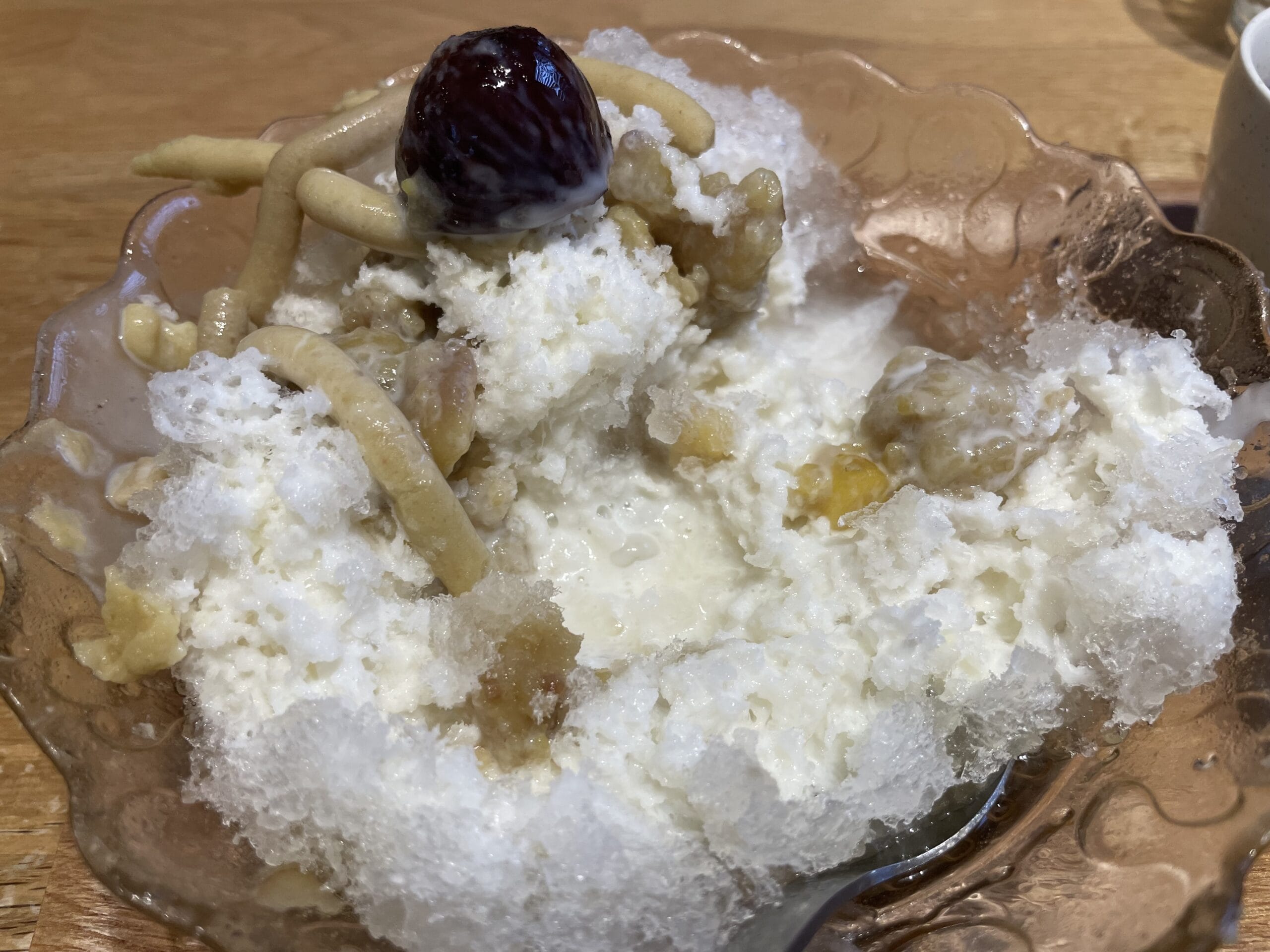 カフェクノップゥの和栗ミルクかき氷。ミルクを後掛けした写真。