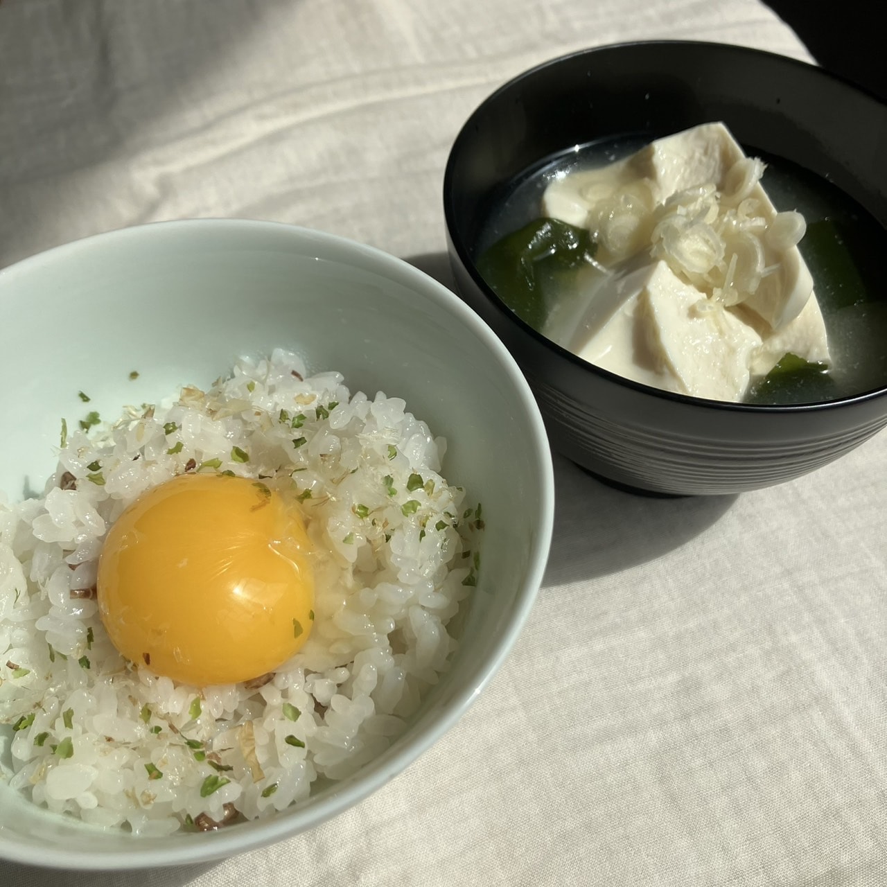 産直たまごの卵かけご飯と豆腐が主役のお味噌汁。
シンプルながら最高の組み合わせです。