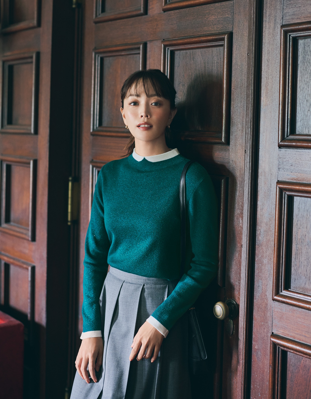 蛯原友里さんのマッキントッシュ フィロソフィー CLERIC COLLAR KNIT（クレリックカラーニット）のコーデ