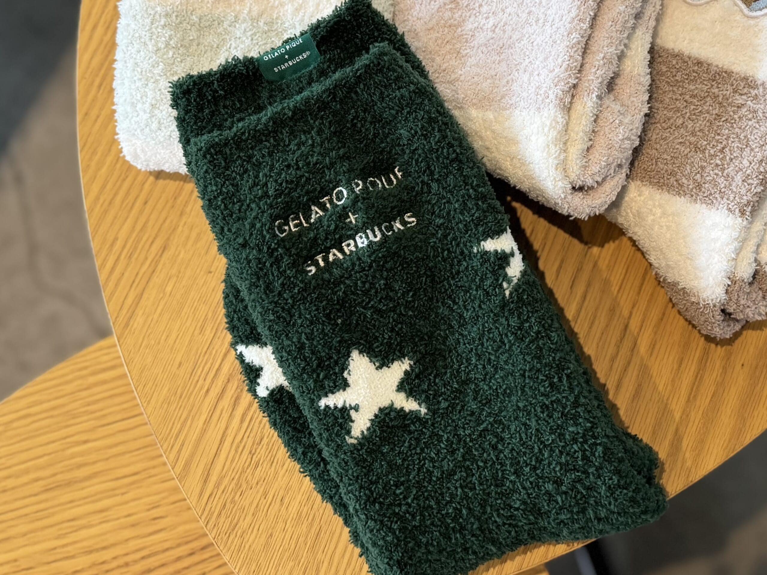スタバ、ジェラピケコラボ「gelato pique パウダースタージャガードソックス グリーン」¥3,900