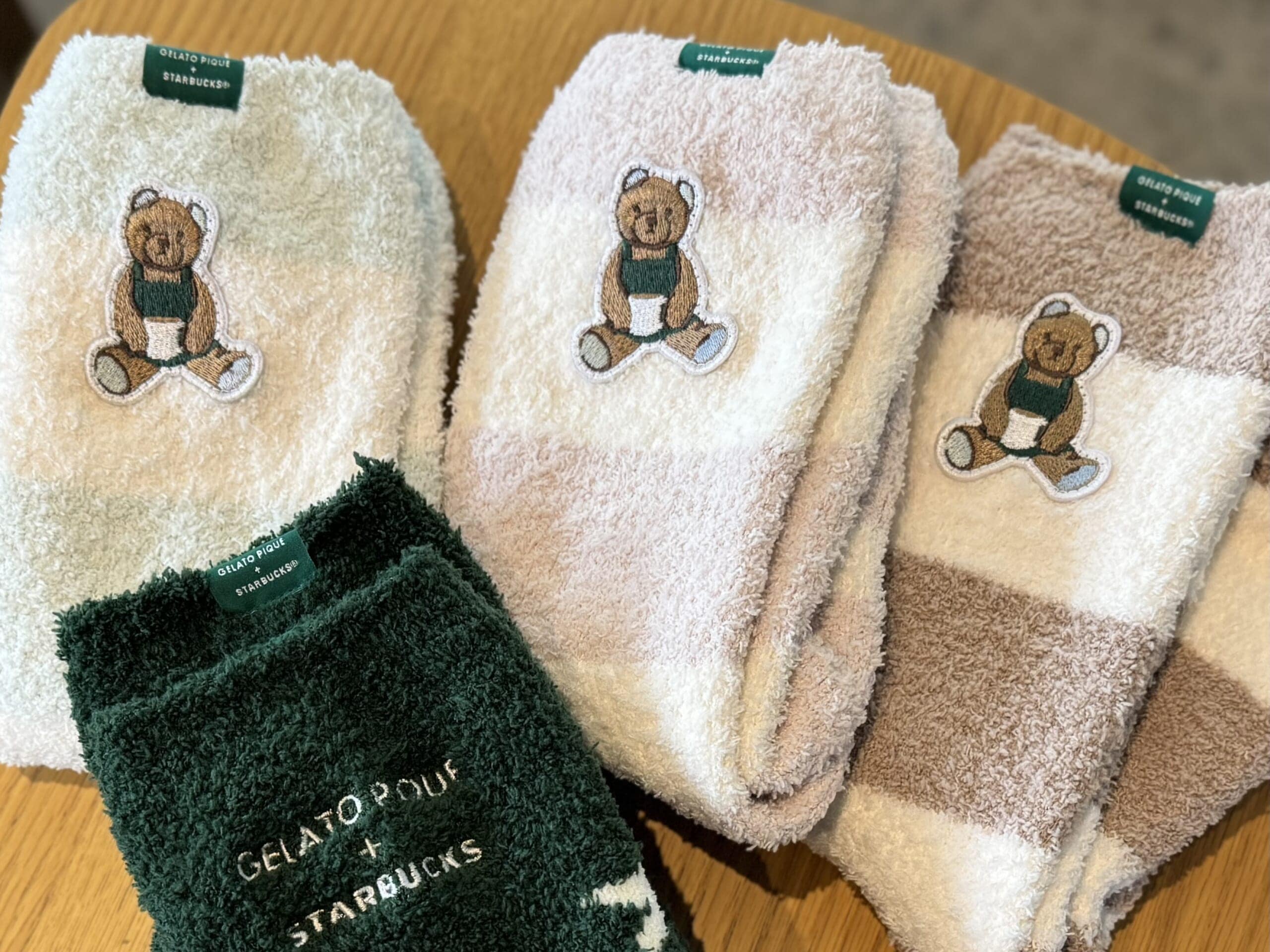 スタバ、ジェラピケ「gelato pique パウダーベア刺繍ボーダーソックス ミントグリーン/モカベージュ/ソフトピンク」各¥3,900