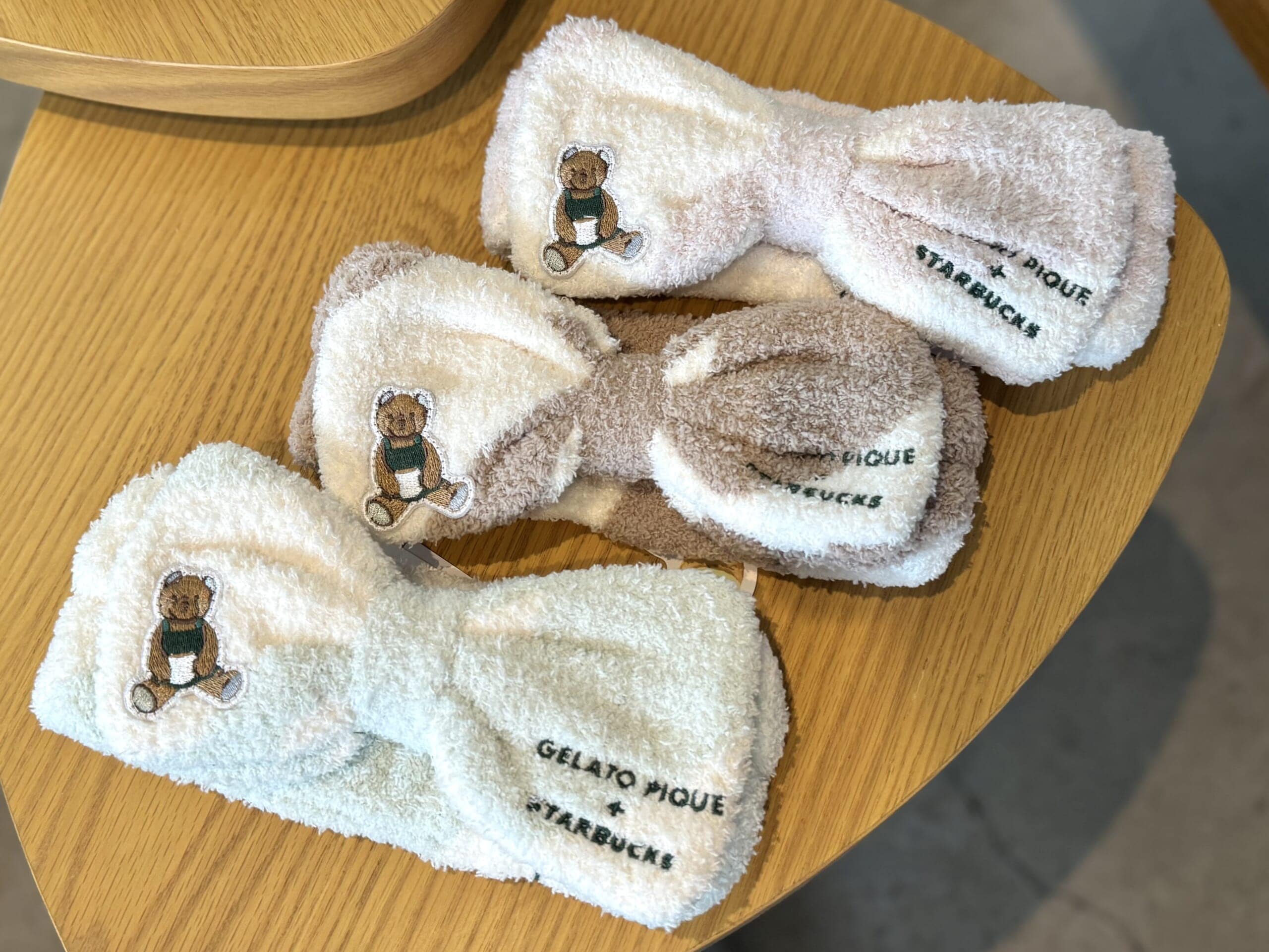 スタバ、ジェラピケコラボ「gelato pique パウダーベア刺繍ボーダーヘアバンド ミントグリーン/モカベージュ/ソフトピンク」各¥4,200
