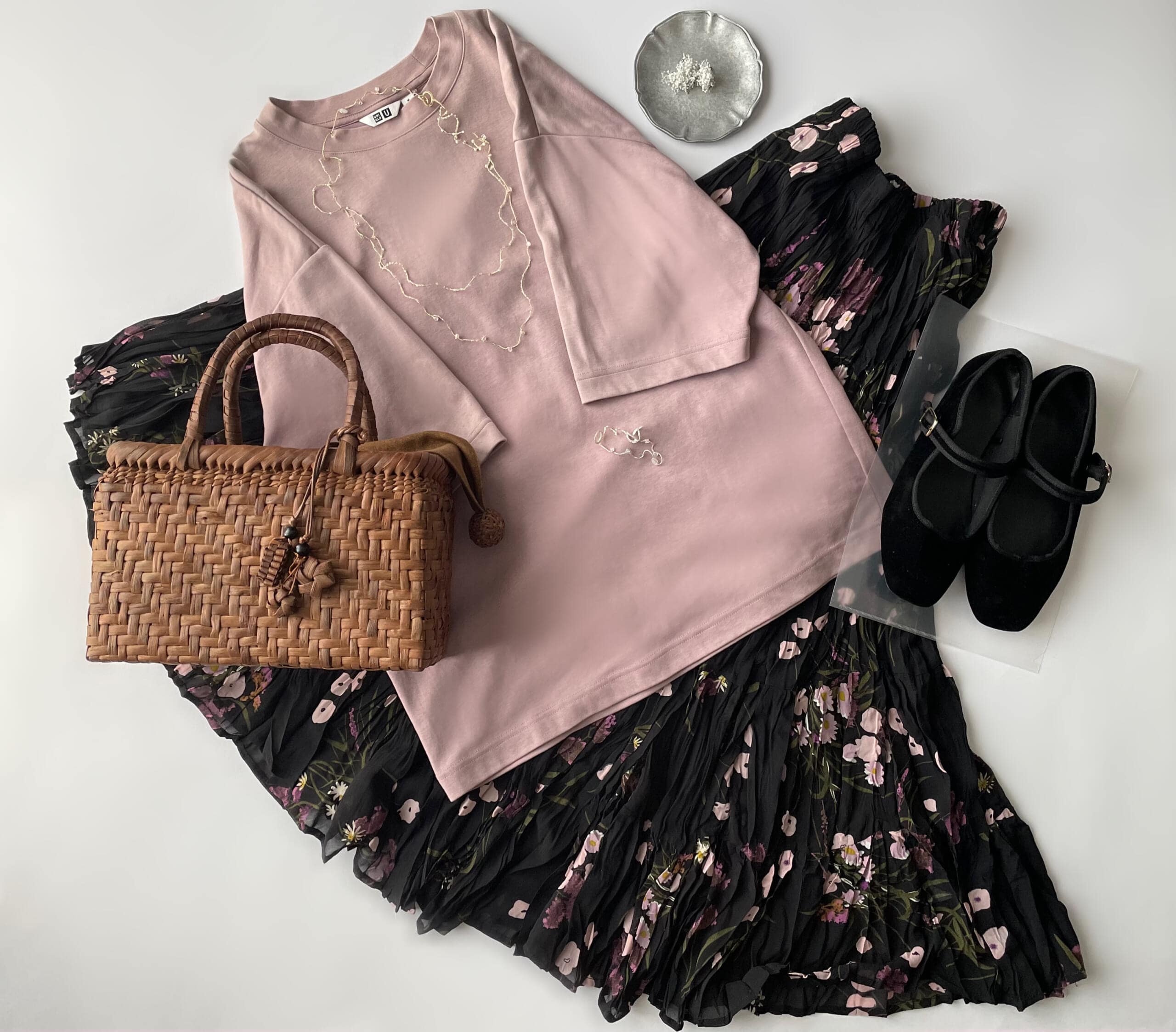 40代女性の2025年9月下旬コーデ、ユニクロのエアリズムコットンT（PINK）に、黒地にピンクの花柄のスカートを合わせている。