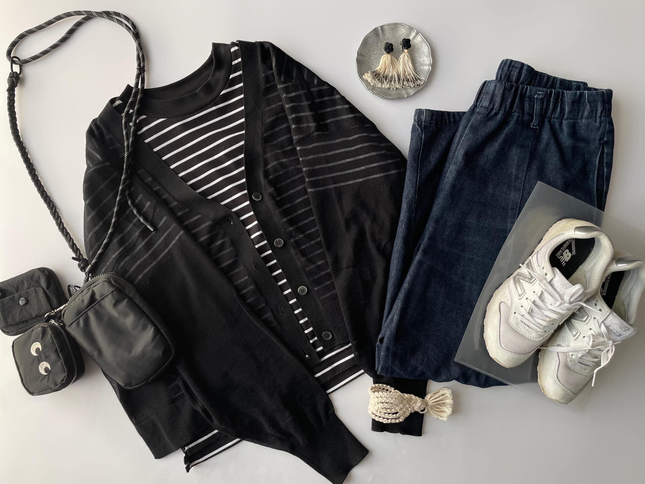 40代女性の2025年9月下旬コーデ、ユニクロの黒のボーダー半袖Tにアメリカンホリックの黒のカーディガン、GUのデニムバルーンパンツを合わせている。