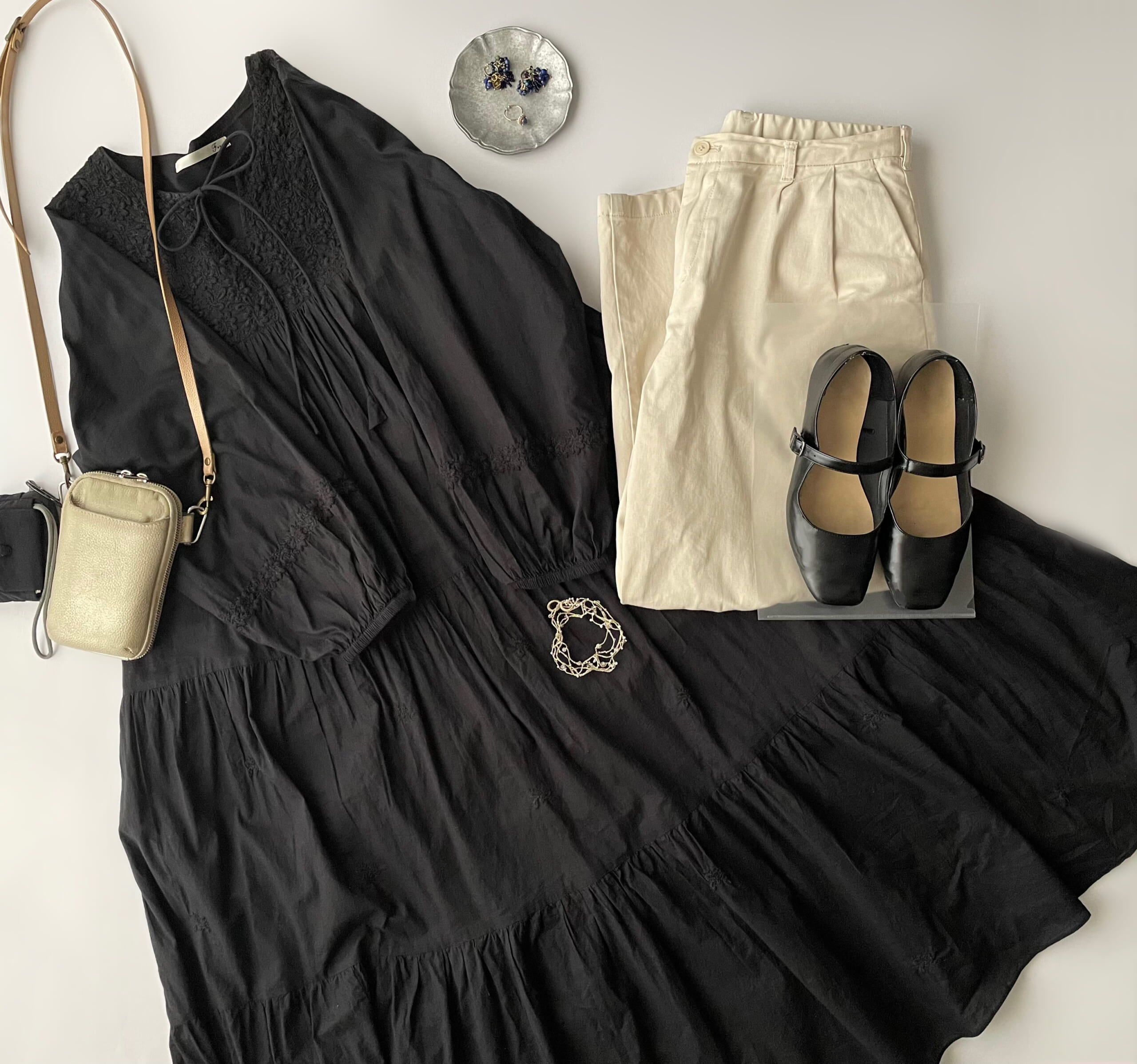 40代女性の2025年9月下旬コーデ、Fanakaの黒の刺繍ワンピースと無印良品のリネンタックパンツを合わせたフラットレイ画像。