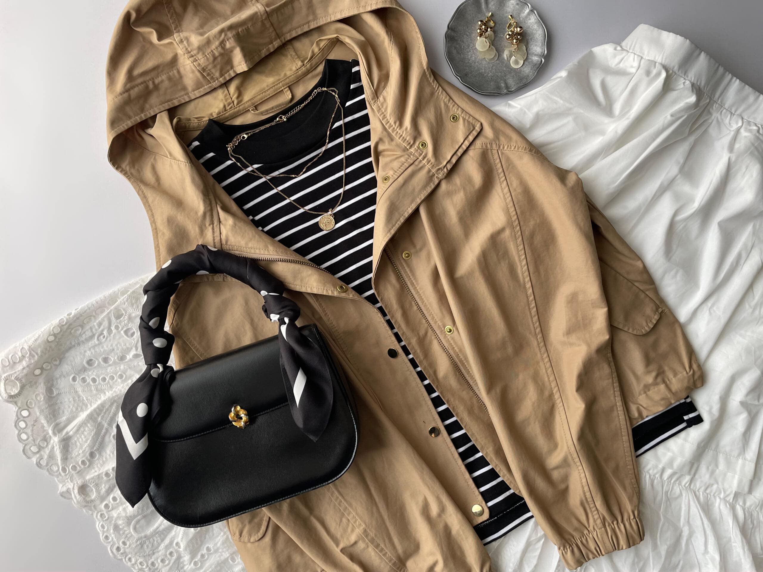 GUのドットスカーフ(BLACK)をバッグのハンドルに巻いてみた写真