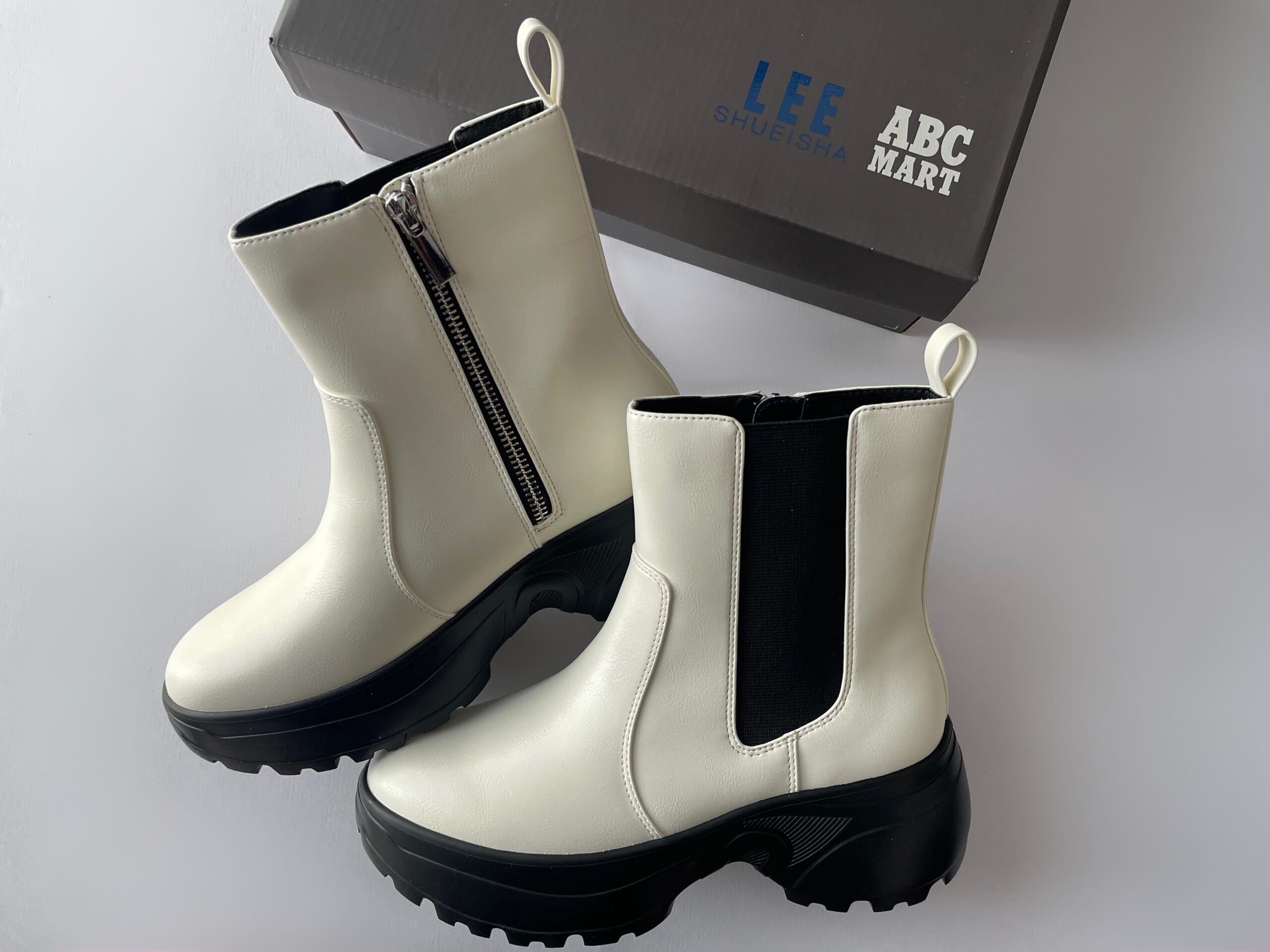 LEE×ABCマートコラボのサイドゴアショートブーツ。スタイリスト高橋美帆さん監修。