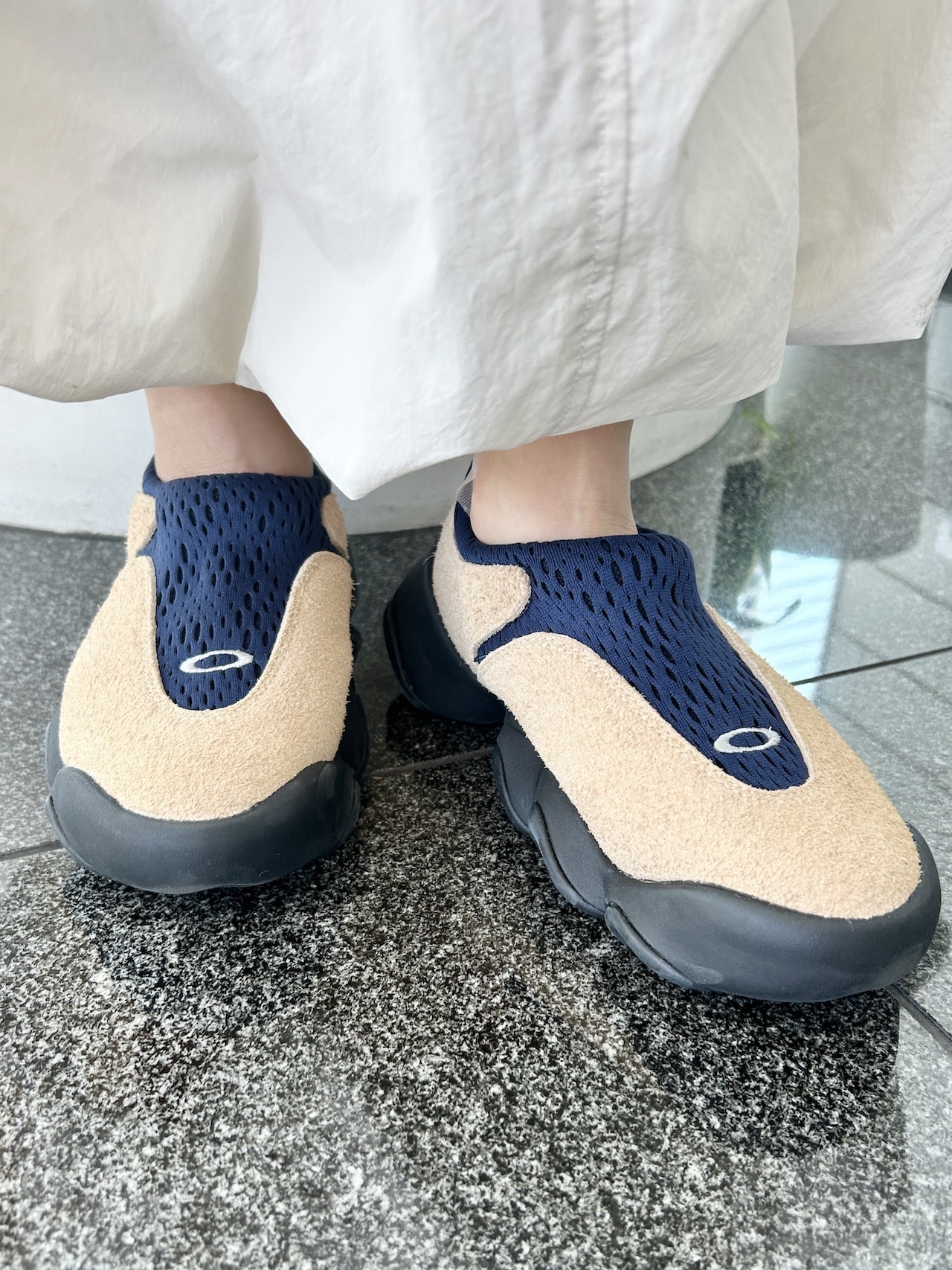 オークリー　Oakley Factory Team Hairy Suede Flesh　ベージュ×ネイビー