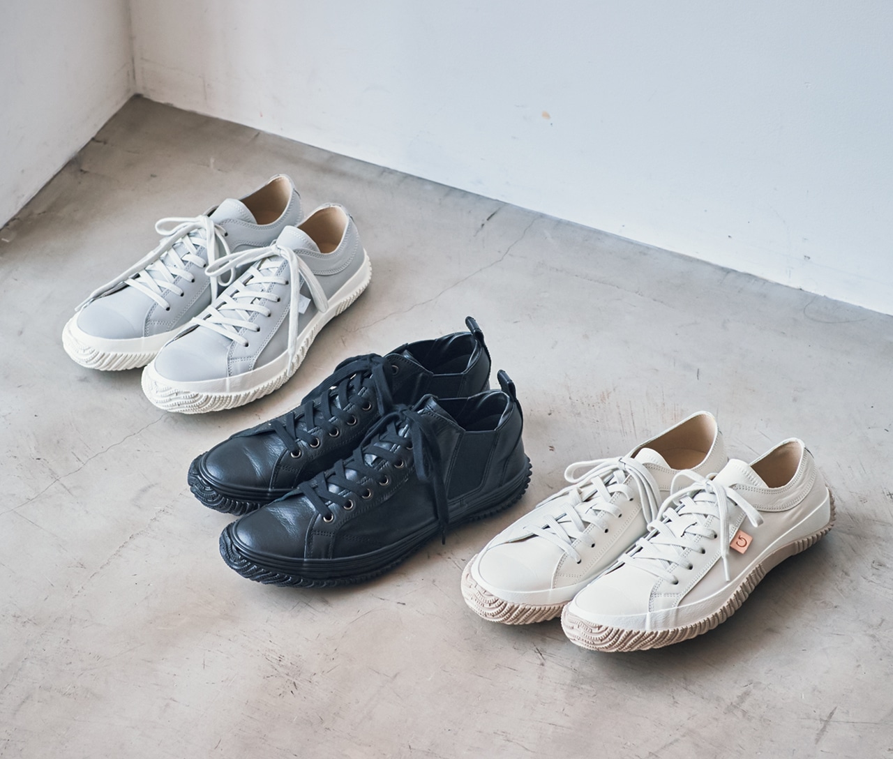 （右・左）SP-110 Ivory・Light Gray　（中央）SP-442 Black/Black