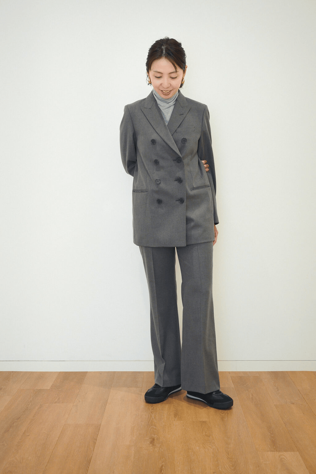 ユニクロ「ダブルテーラードジャケット」「フレアパンツ」のコーデ