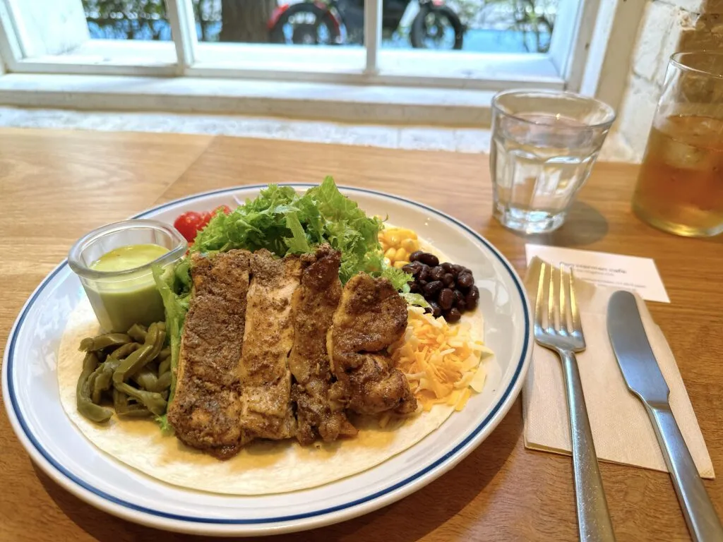 「ロンハーマンカフェ 千駄ヶ谷店」メキシカンコブサラダ