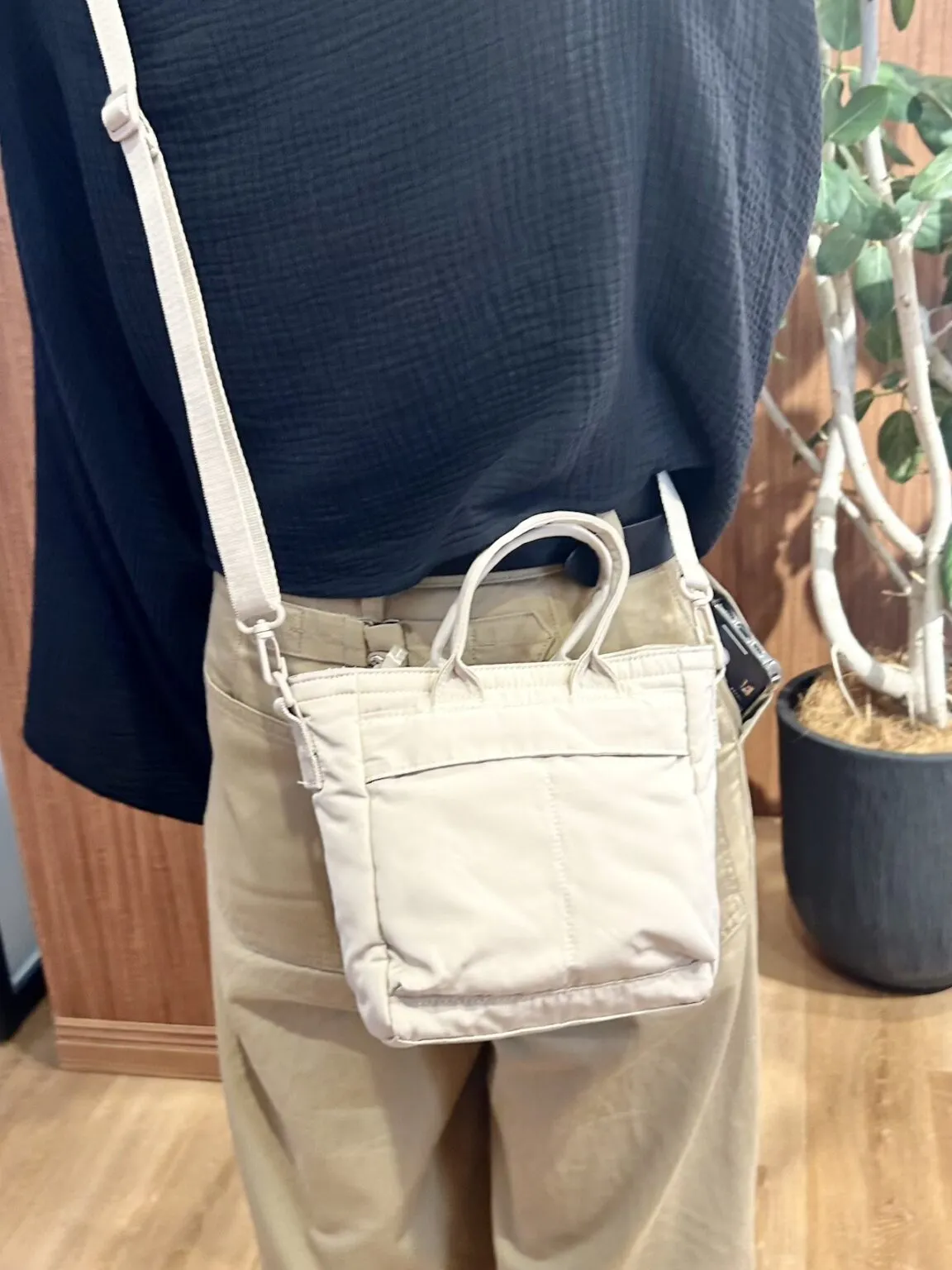 ユニクロ「2WAYユーティリティミニバッグ」のコーデ