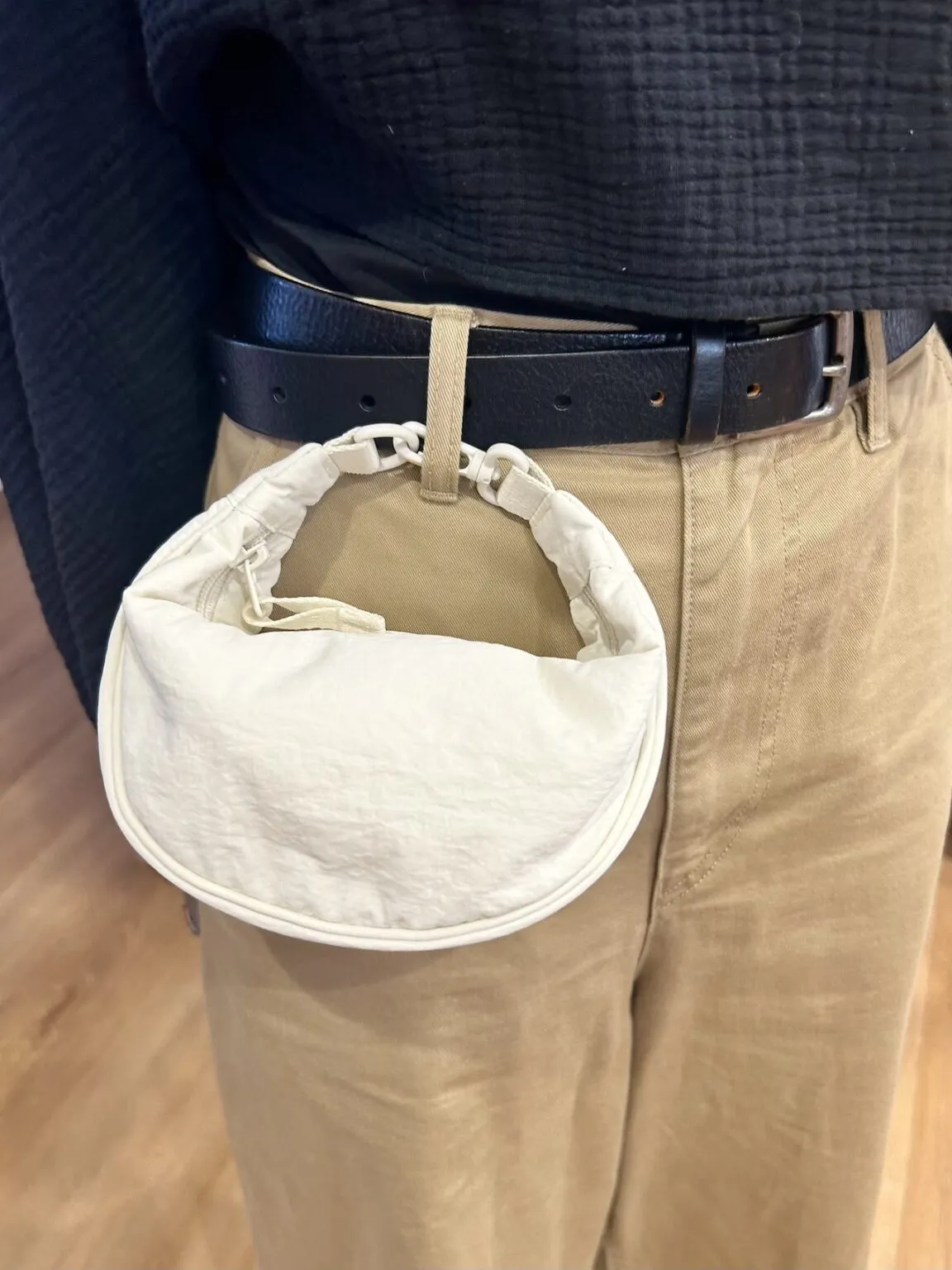 ユニクロ「ラウンドウルトラミニバッグ」のコーデ