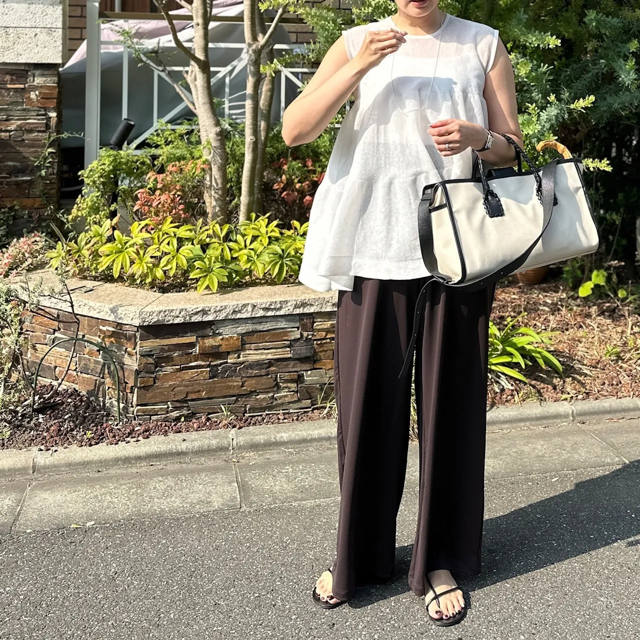 ユニクロ「クレープジャージーストレートパンツ」のコーデ