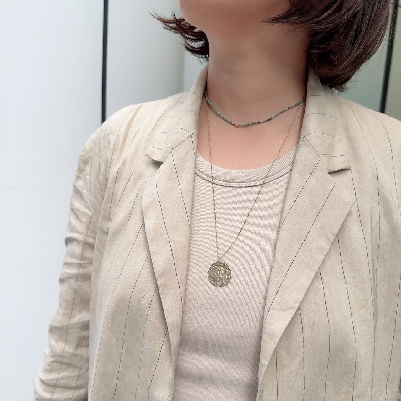 MOELLE（エモエレ）のシャツジャケットを徳永千夏さんが着用（バストアップ写真）