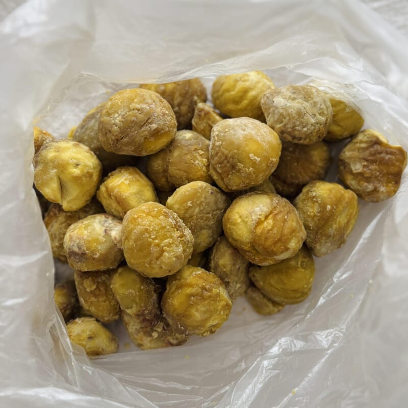 ゆでて皮をむいた栗