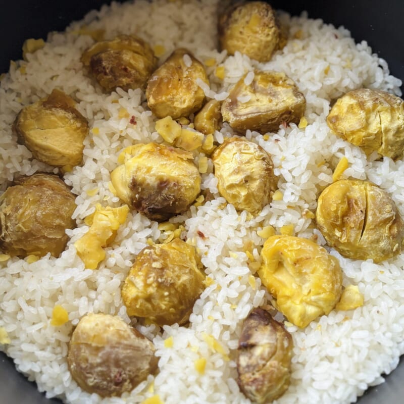 炊飯器の中で炊きあがった栗ごはん