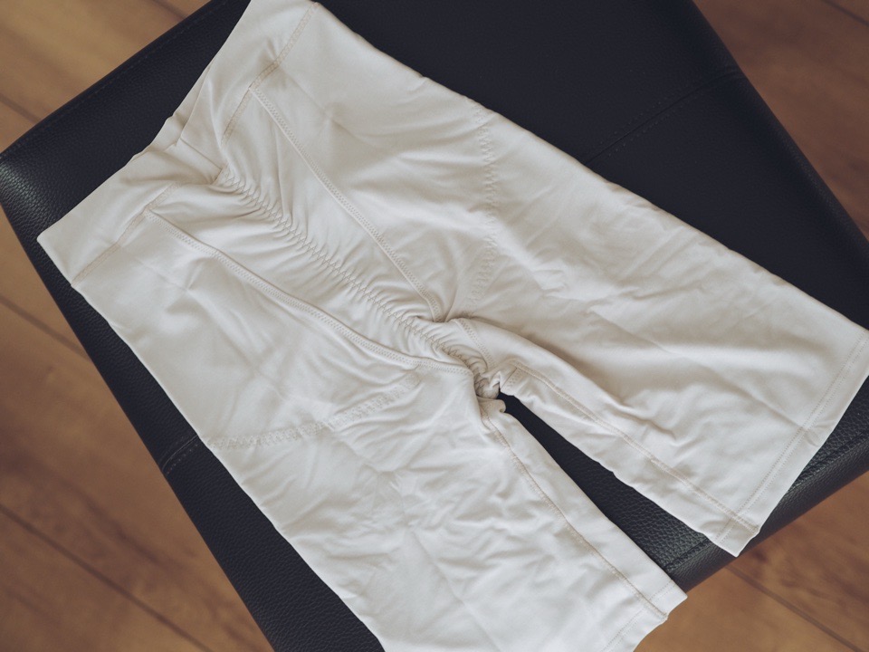 シックスパッドの骨盤底筋ケアガードルを椅子の上にひろげたところ