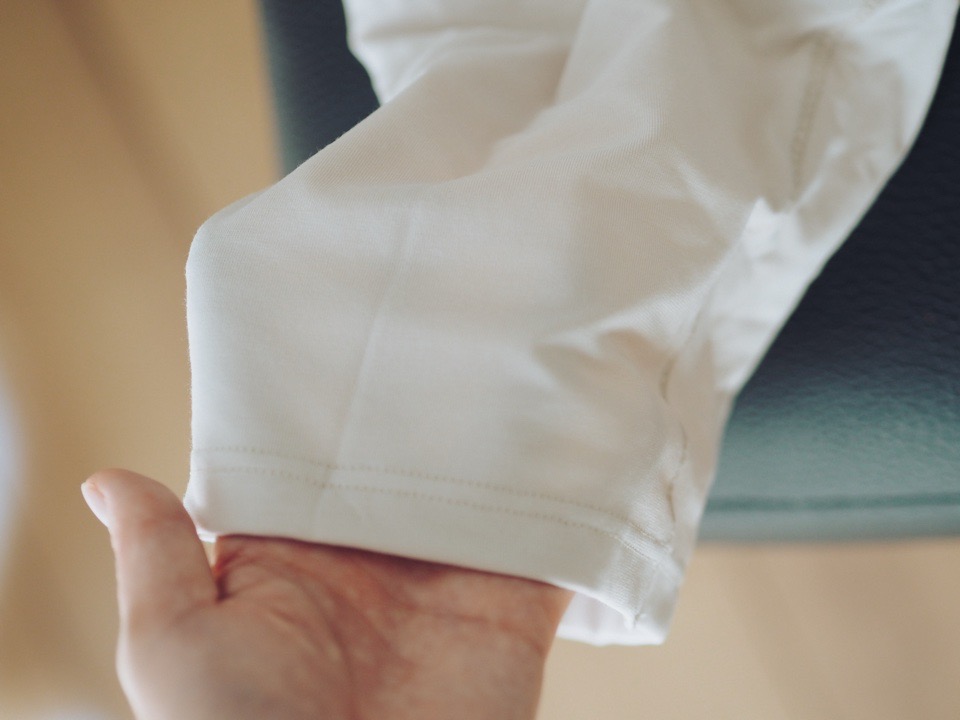 骨盤底筋ケアガードルの生地感を手で表している