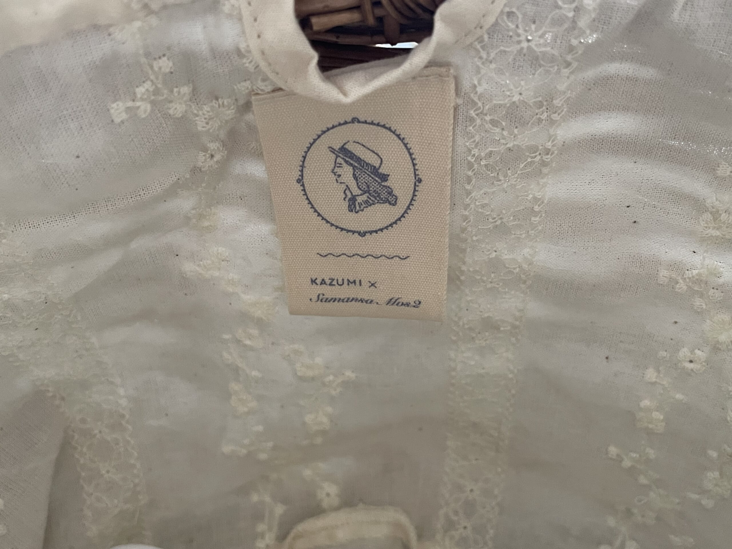 Kazumi×Samansa Mos2コラボのダブルネームが入った、内側のタグ。