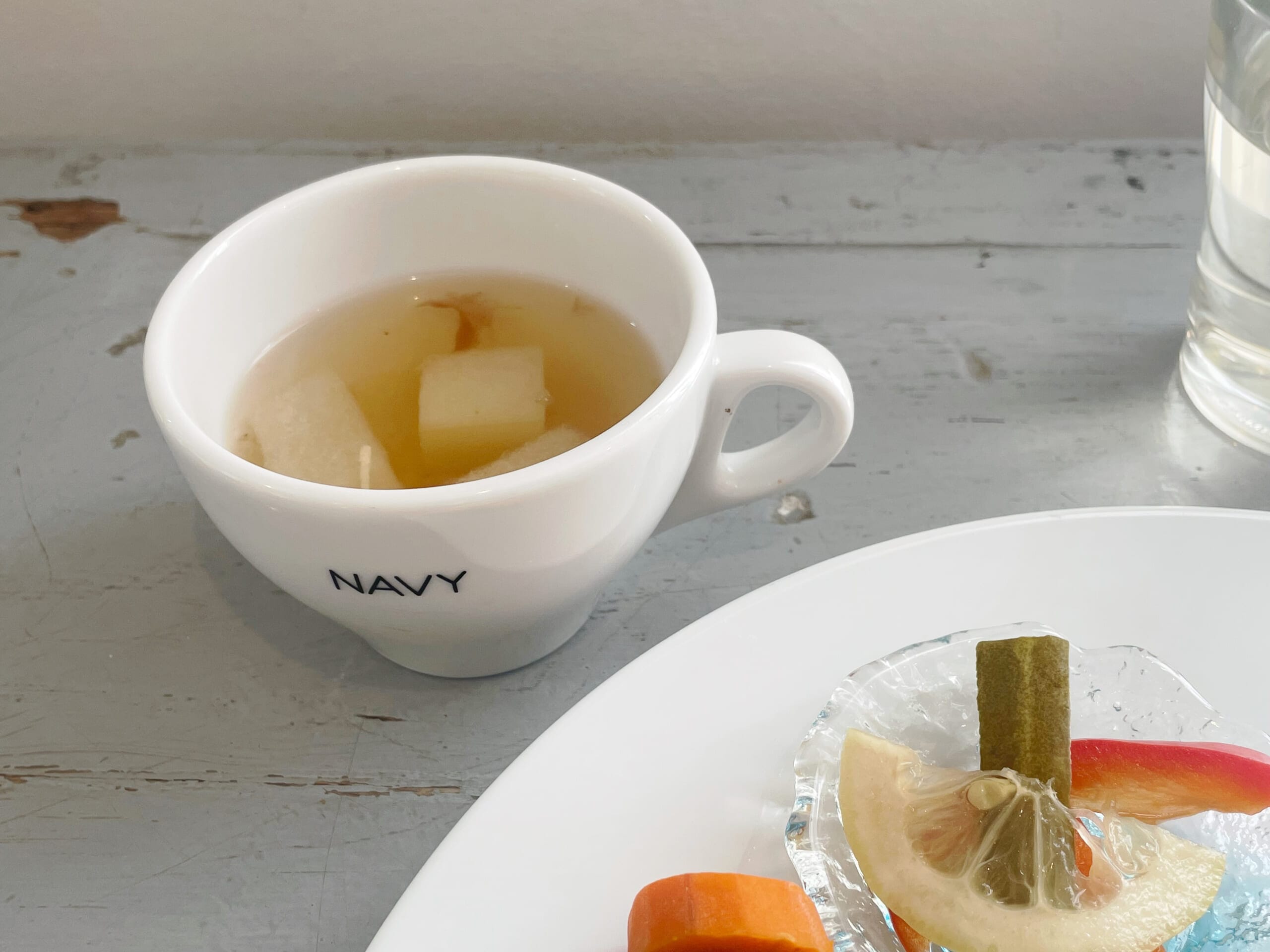 カフェネイビーで薬膳いなりプレートと一緒に提供される「冬瓜と梅のスープ」。