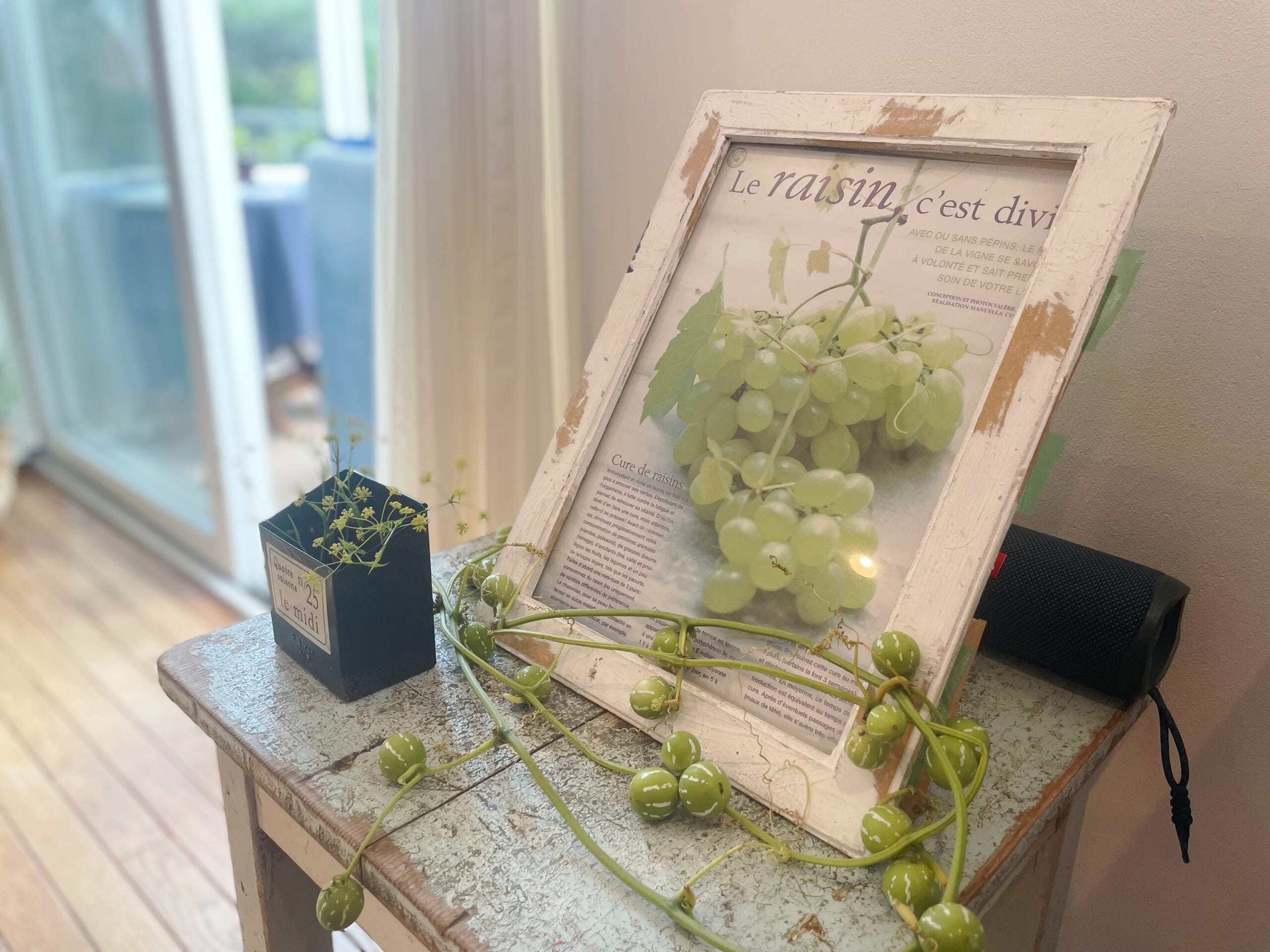 グリーンのぶどうの写真がフレームに入ってコンソールテーブルに飾られている。
