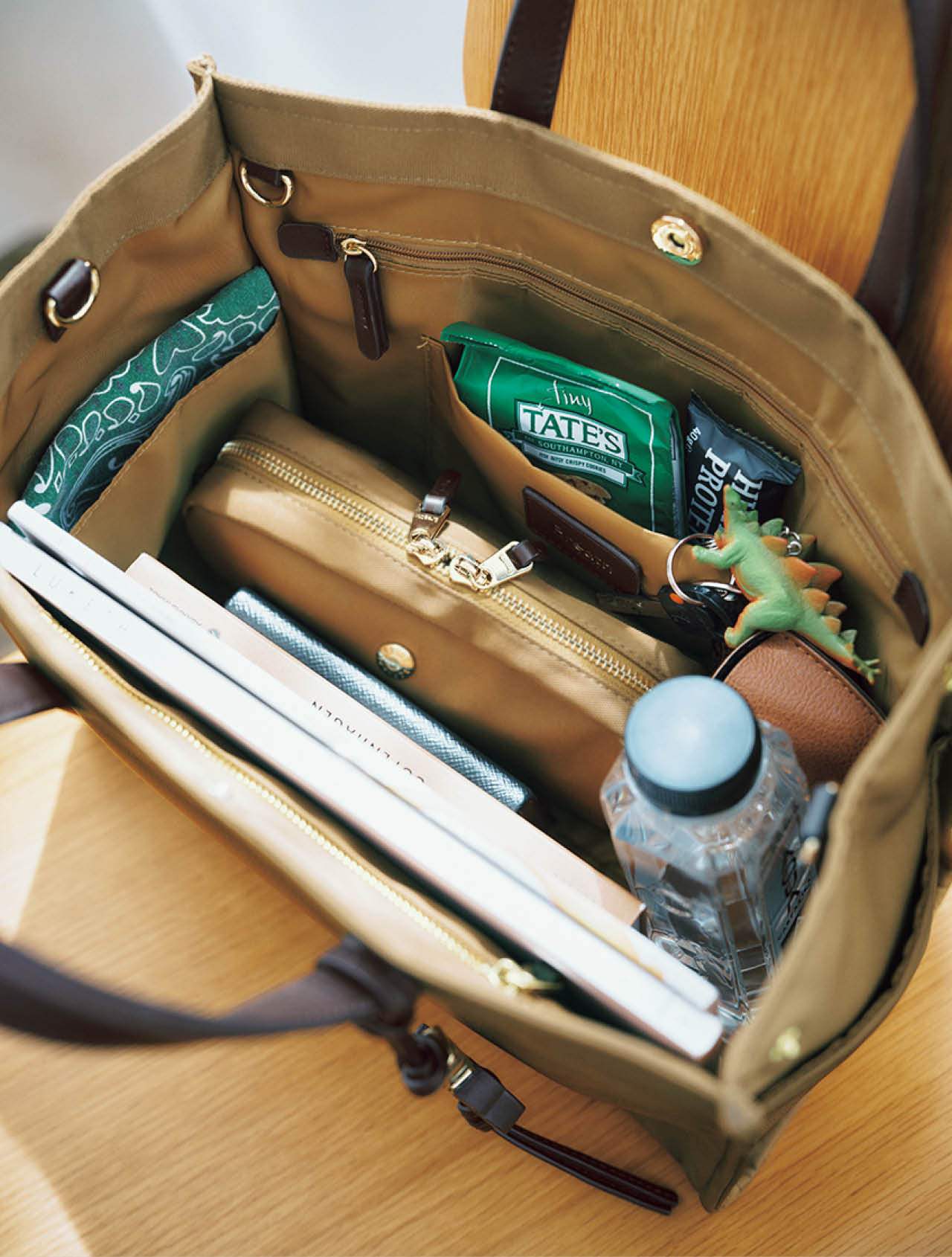 トートバッグには外側に3つ、内側に7つのポケットを備え、こまごましたものも迷子にならずすっきり収納