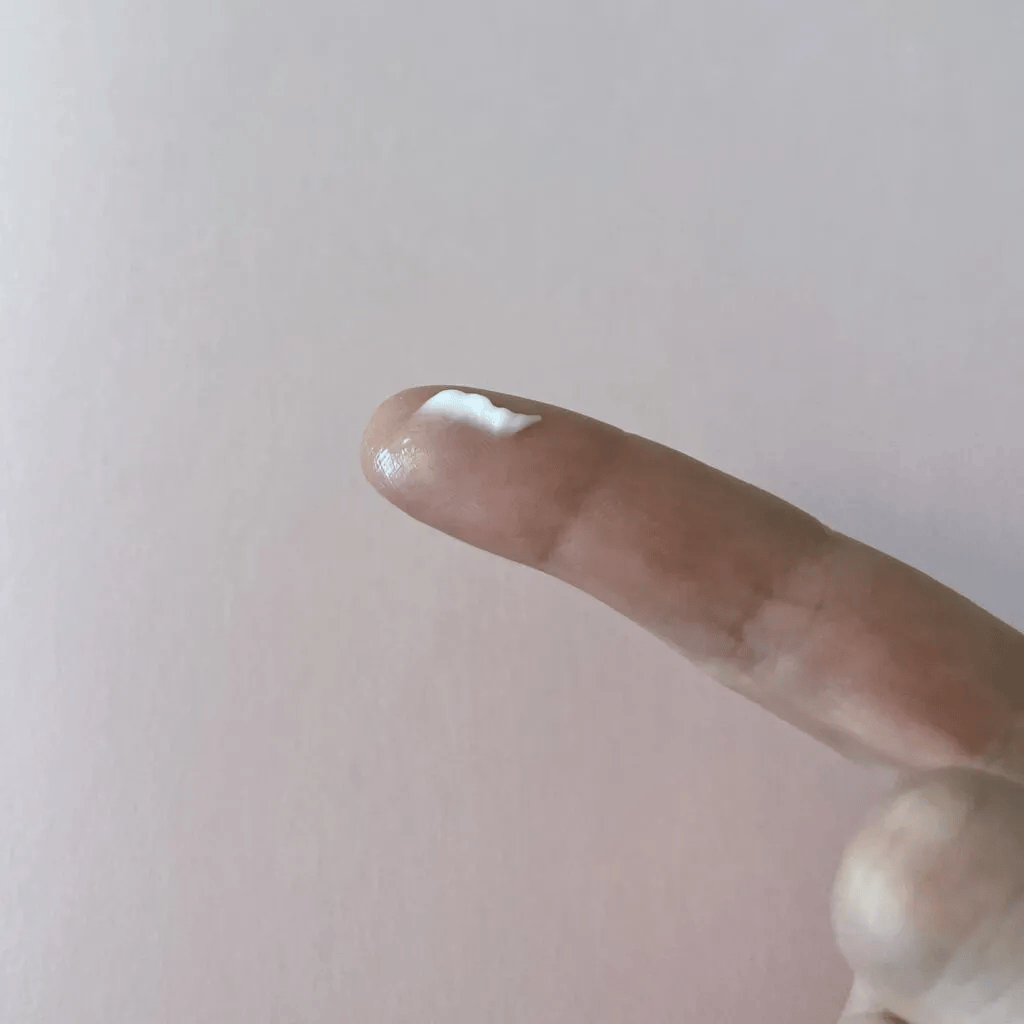 ミノン「アミノモイスト エイジングケア アイクリーム」手に出したところ