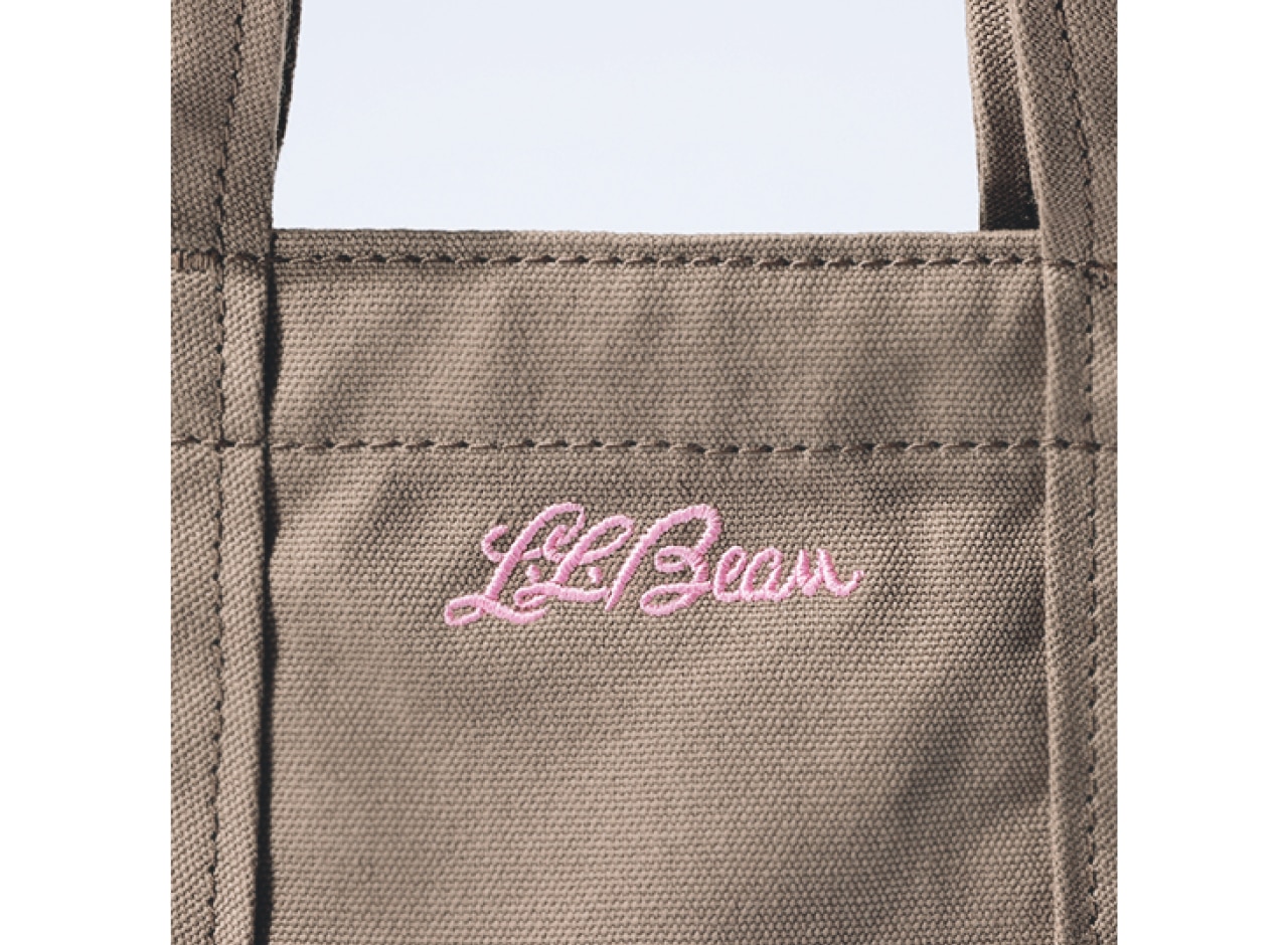 トートの“顔”ともいえるブランドネームは筆記体