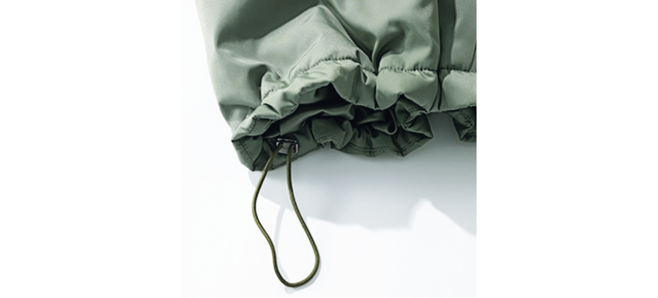 裾広がりのAラインシルエットですが、裾のコードを絞れば丸みのあるコクーン形に！