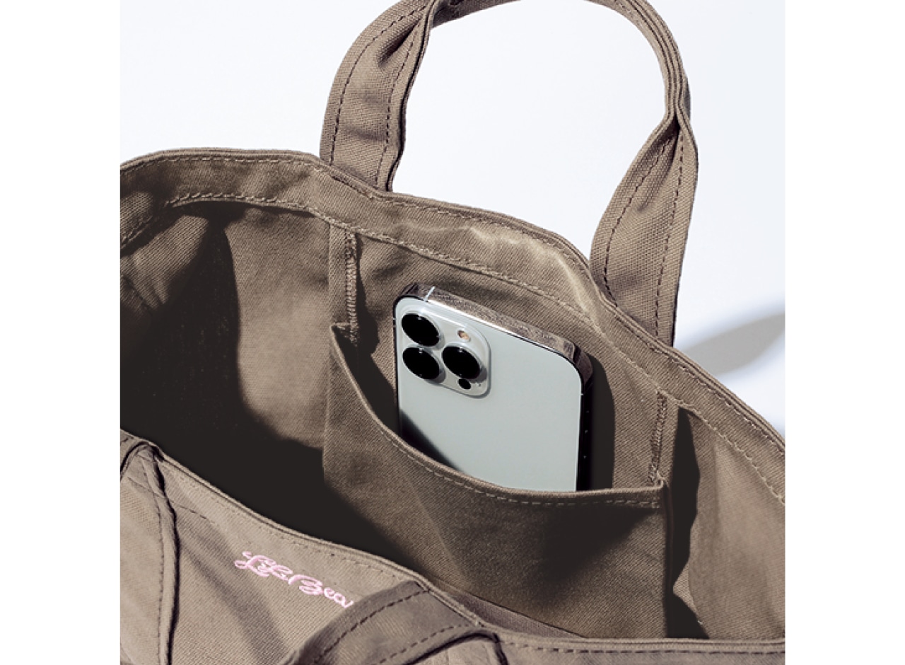 スマホも楽々取り出せる深めの内ポケット付き