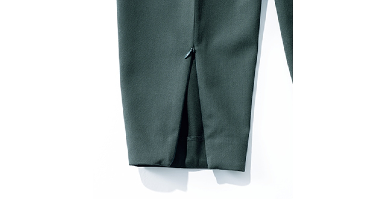 着脱しやすいよう、細い裾の後ろダーツ部分にファスナーが。このファスナーの開閉で、パンツのシルエットを変えることもできます。