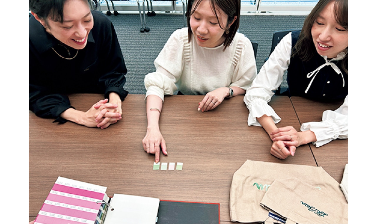 LEE100人隊のリエさん、さきさん、TBのみきちきさんが集英社に集結。各々が愛用するグローサリー・トートを持ち合いつつ、欲しいバッグのイメージを交換。