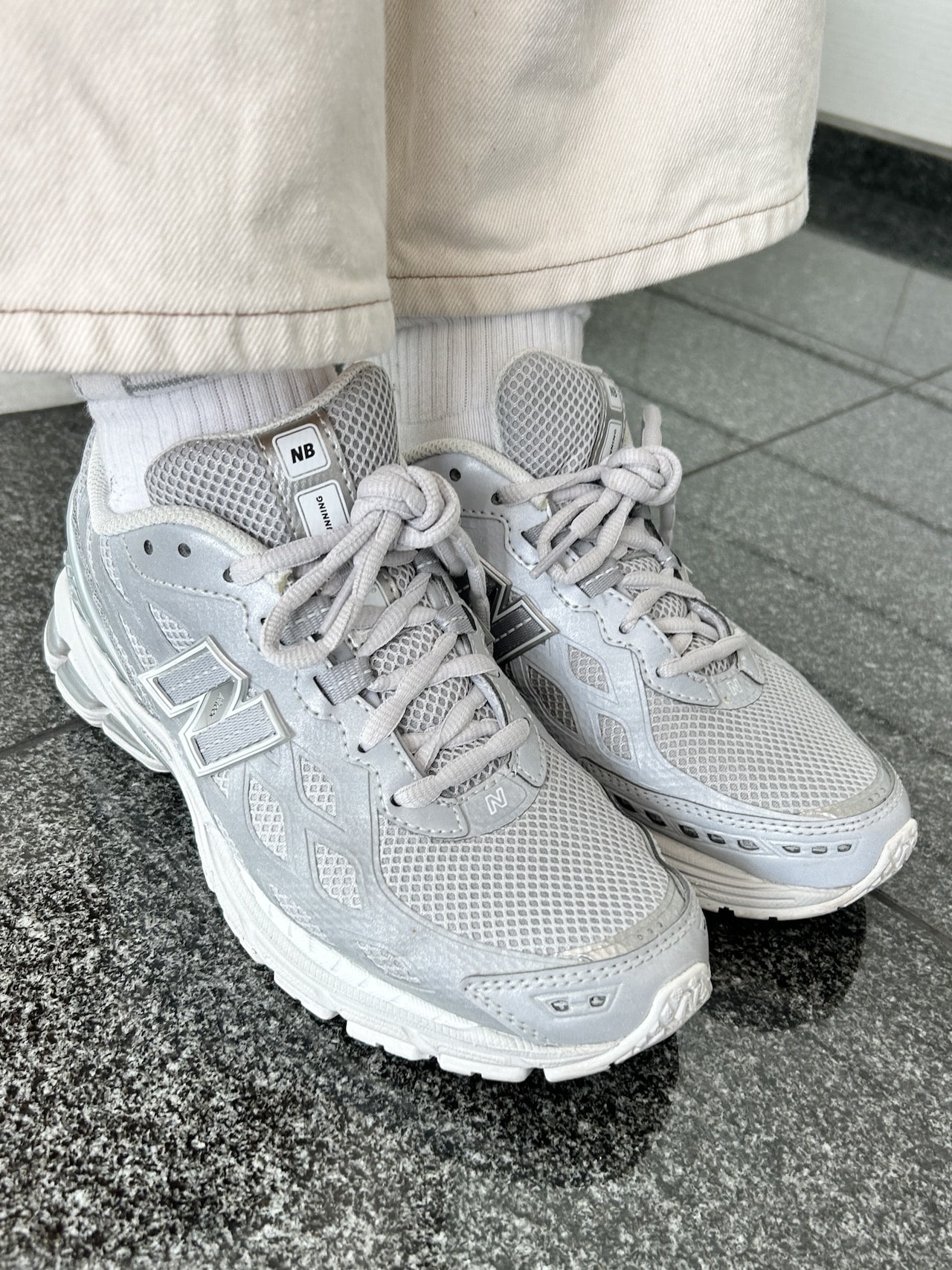 ニューバランス　1906wのグレーを着用