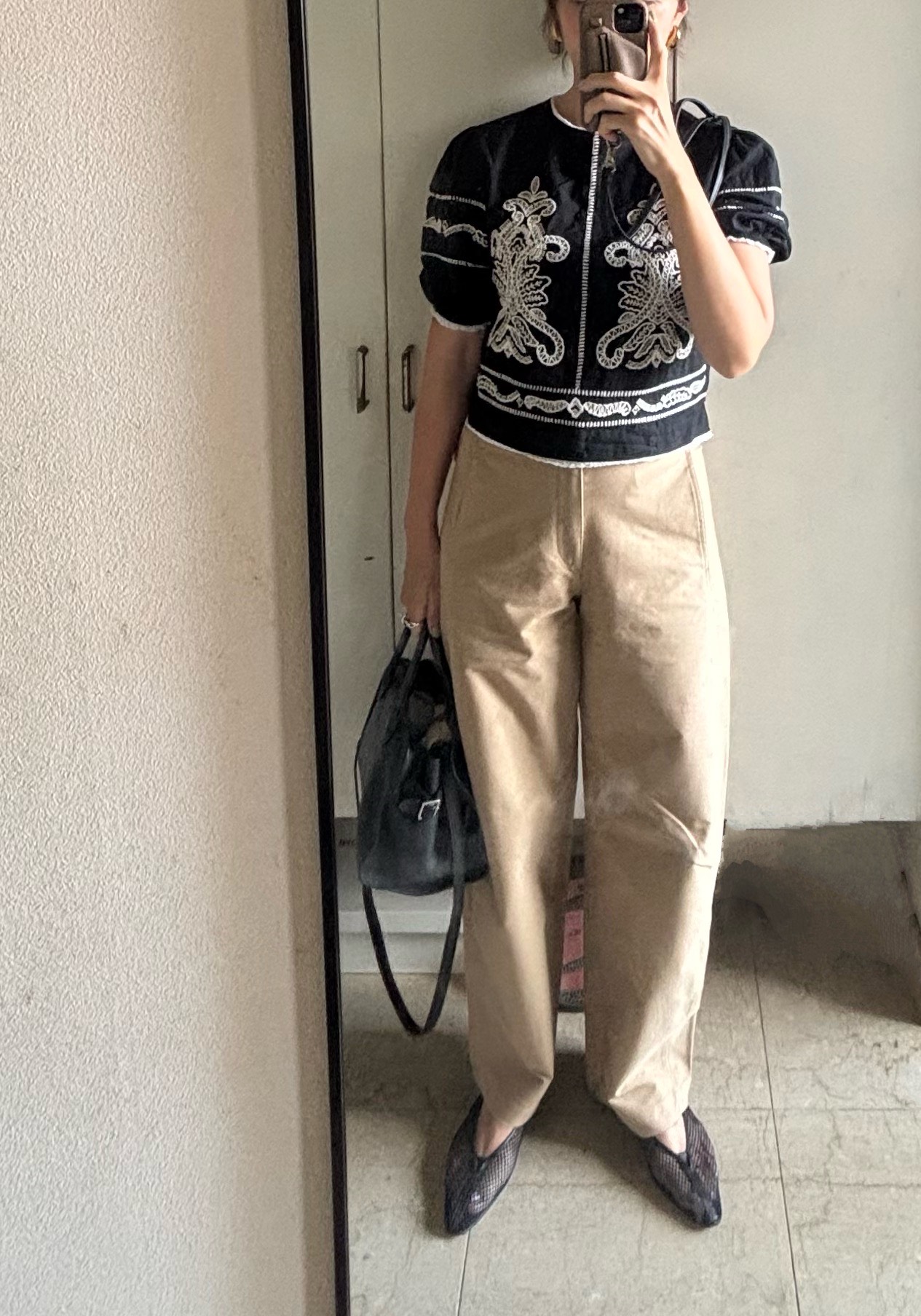 ユニクロのジャージーバレルレッグパンツとZARAの刺繍ブラウスコーデ