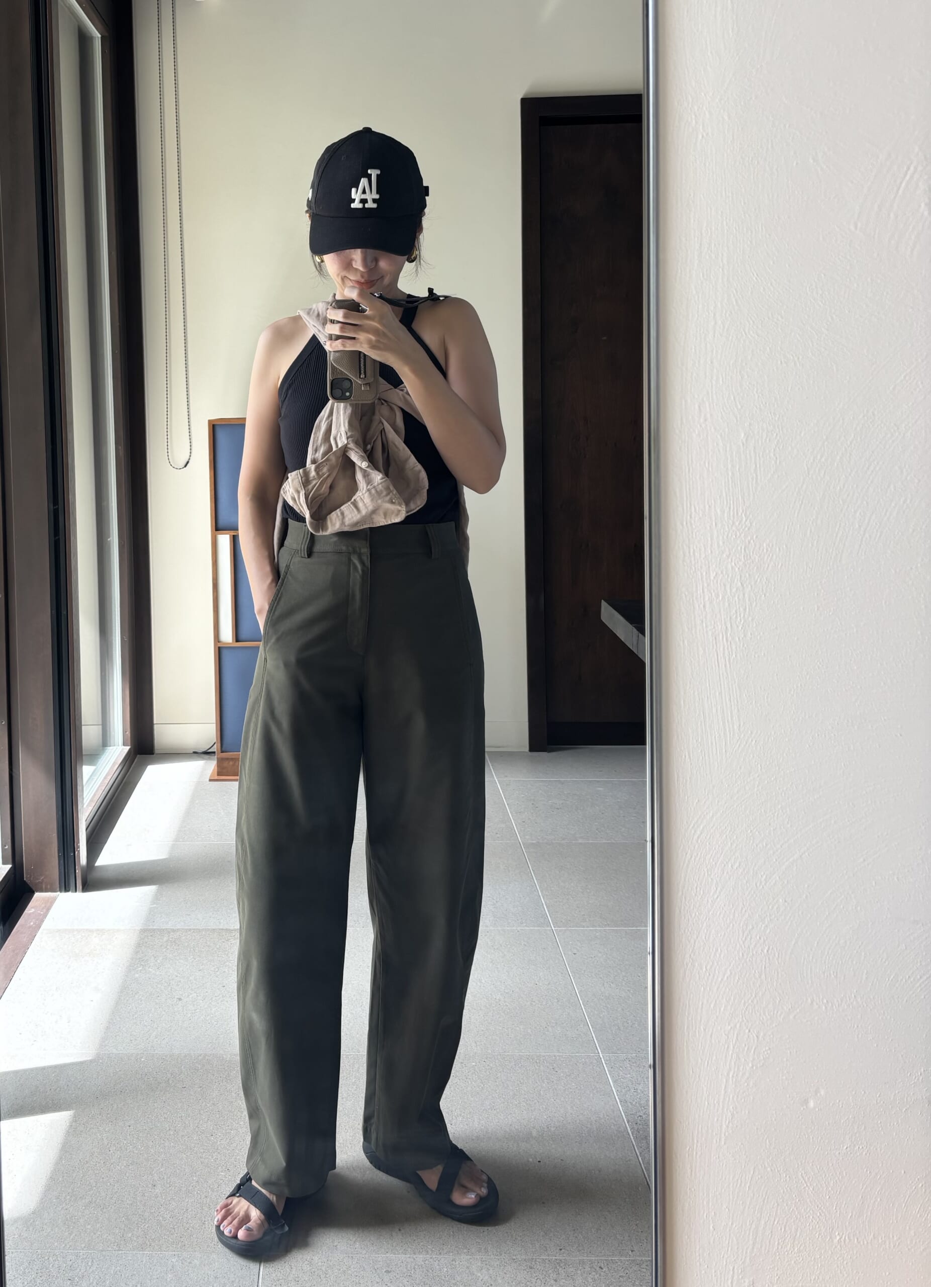 ユニクロのジャージーバレルレッグパンツのオリーブを使った40代コーデ