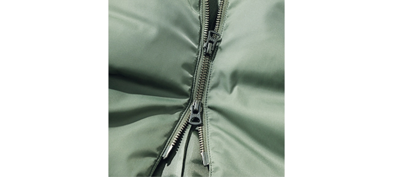 フロントファスナーは便利な上下開閉式。