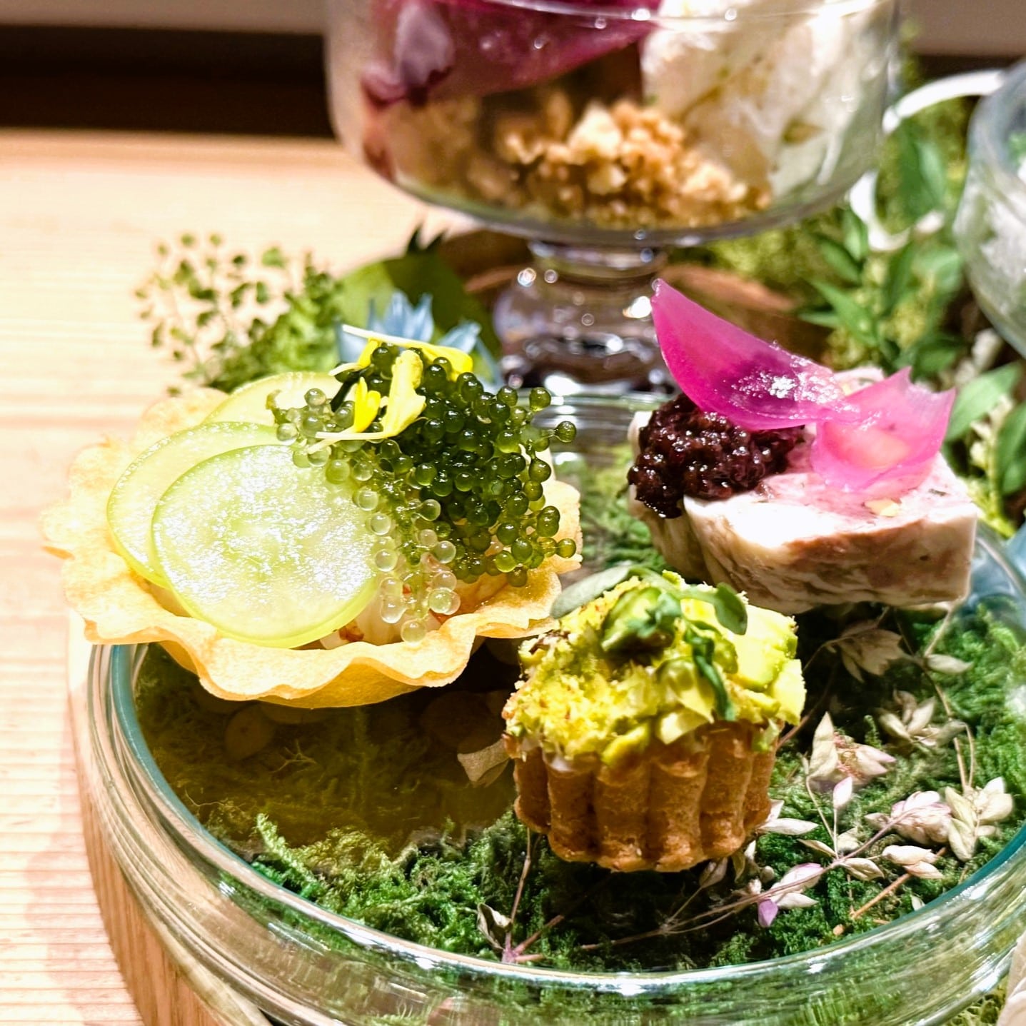 㐂楽 赤海老とシャインマスカットのタルト 塩レモンと海ぶどう、パテ・ド・カンパーニュ マスタードヴィオレ、サブレ・フロマージュ ピスタチオ、葡萄とピスタチオのアフタヌーンセット