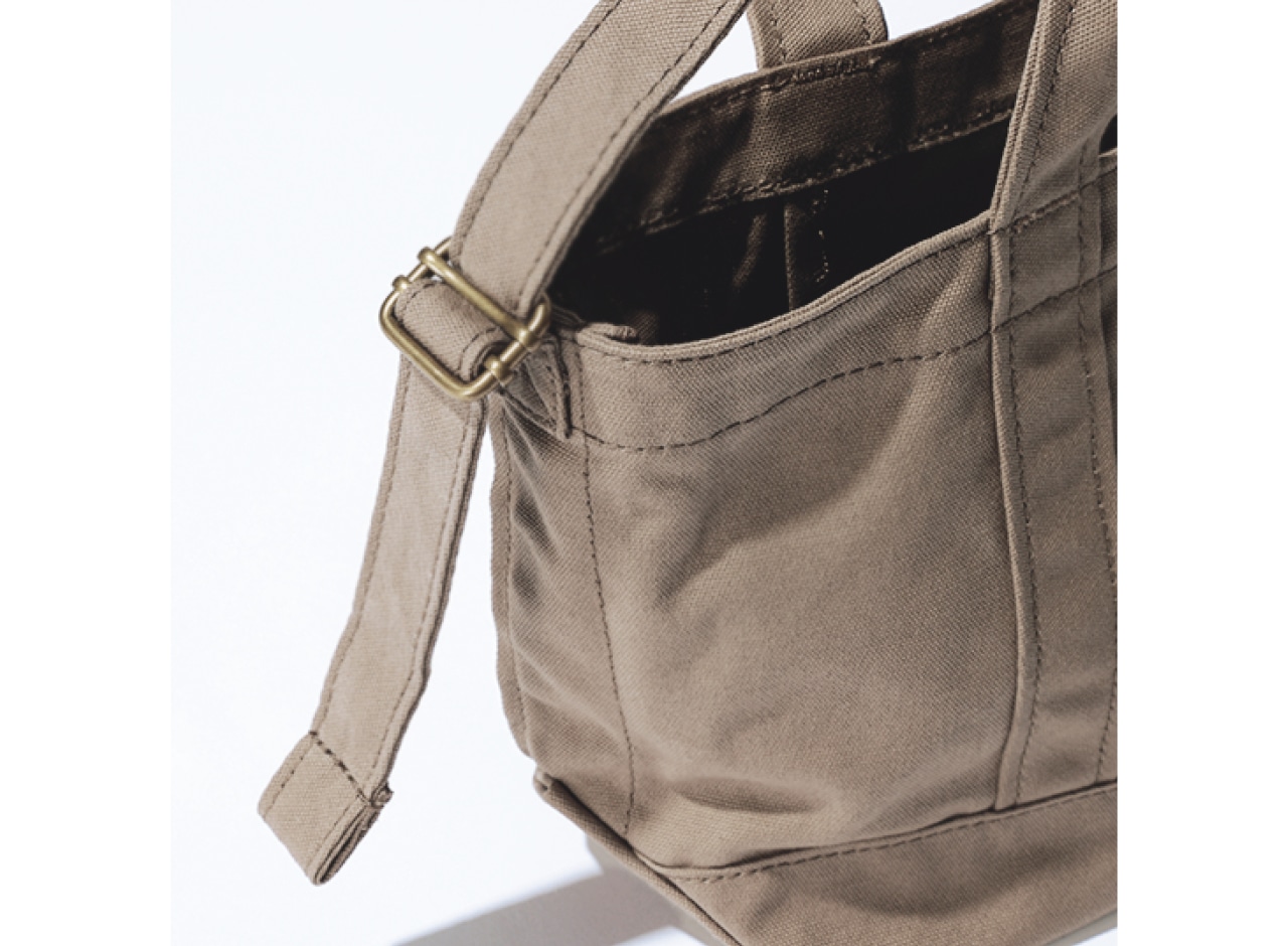 ショルダーストラップはスライド式で調節が簡単