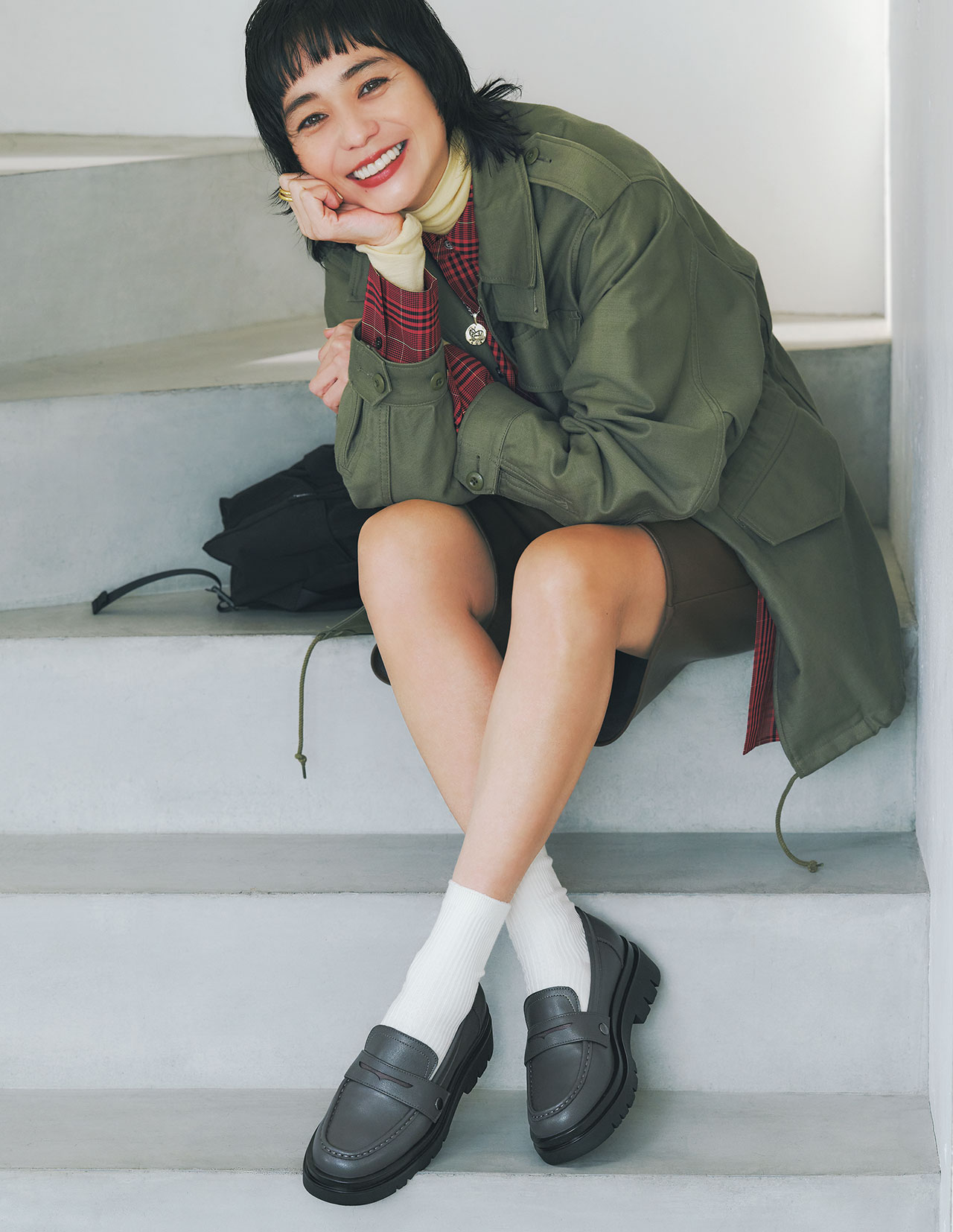 靴【W5070／GRAY】￥7700／ABCマート（ABC SELECT）　ジャケット￥49500／ボウルズ（ハイク）　シャツ￥29700／シンゾーン ルミネ新宿店（ザ シンゾーン）　パンツ￥12650／シップス インフォメーションセンター（シップス エニィ）　ネックレス￥14300／フーブス（イリスフォーセブン）　リング￥9680／ズットホリック（フル・オブ・グレイス）　バッグ￥17600／スタンダードサプライ 二子玉川（スタンダードサプライ）　靴下￥770／タビオ（靴下屋）　ニット／スタイリスト私物　モデル／竹下玲奈