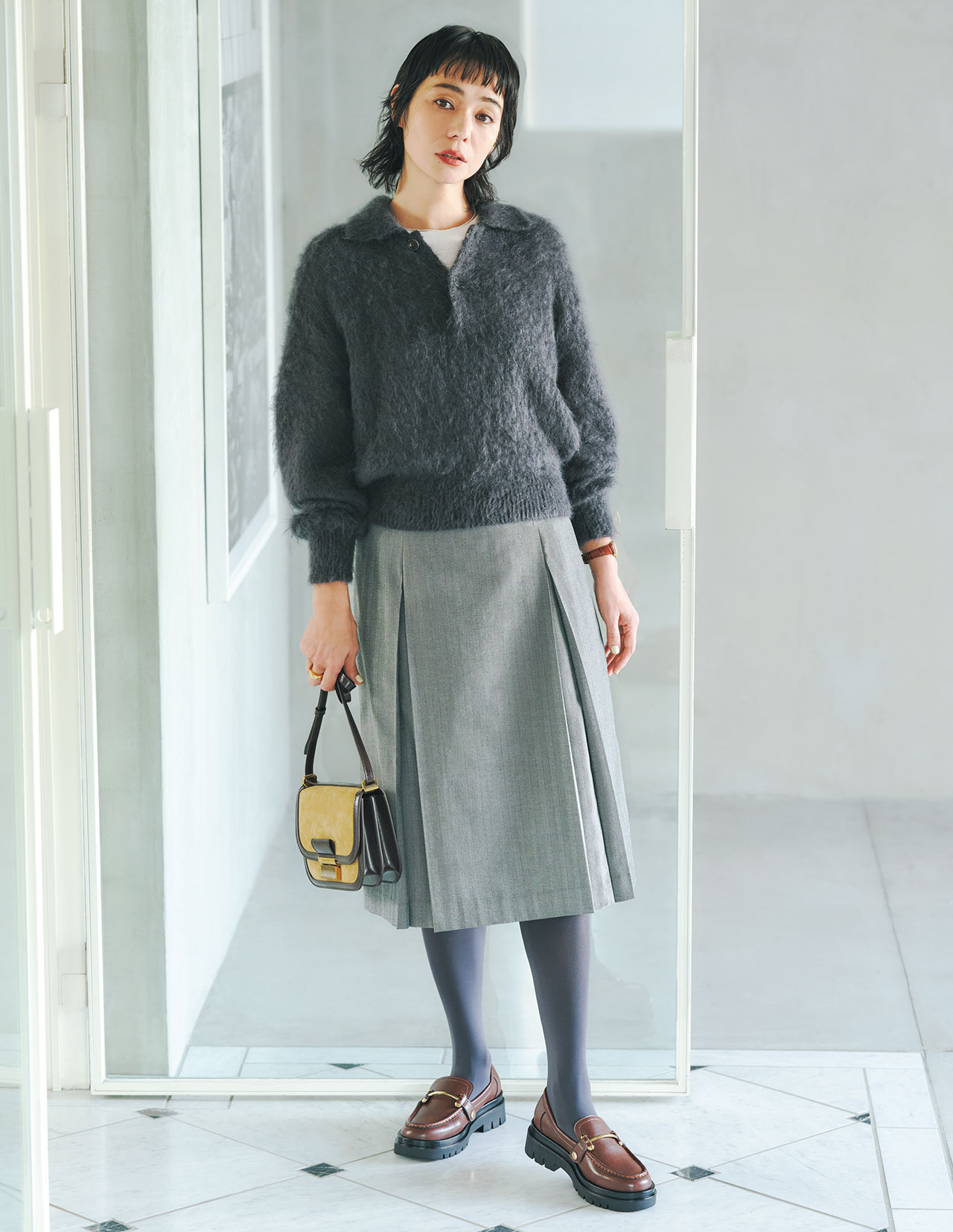 靴【W5070／BROWN】￥7700／ABCマート（ABC SELECT）　ニット￥44000／バトナー　Tシャツ￥11550／シンゾーン ルミネ新宿店（ザ シンゾーン）　スカート￥19800／シップス インフォメーションセンター（シップス）　ネックレス￥40700／マリハ　時計￥28600／ピークス（ロゼモン）　リング￥35200／フラッパーズ（オクチジュエリー）　バッグ￥13900／チャールズ＆キース ジャパン（チャールズ＆キース）　タイツ￥1320／タビオ（靴下屋）　モデル／竹下玲奈