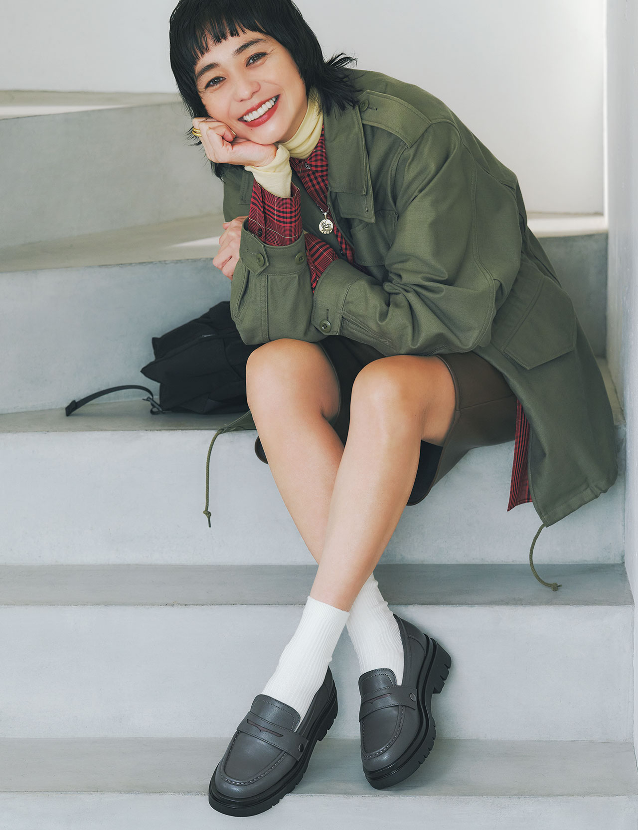 靴【W5070／GRAY】￥7700／ABCマート（ABC SELECT）　ジャケット￥49500／ボウルズ（ハイク）　シャツ￥29700／シンゾーン ルミネ新宿店（ザ シンゾーン）　パンツ￥12650／シップス インフォメーションセンター（シップス エニィ）　ネックレス￥14300／フーブス（イリスフォーセブン）　リング￥9680／ズットホリック（フル・オブ・グレイス）　バッグ￥17600／スタンダードサプライ 二子玉川（スタンダードサプライ）　靴下￥770／タビオ（靴下屋）　ニット／スタイリスト私物　モデル／竹下玲奈