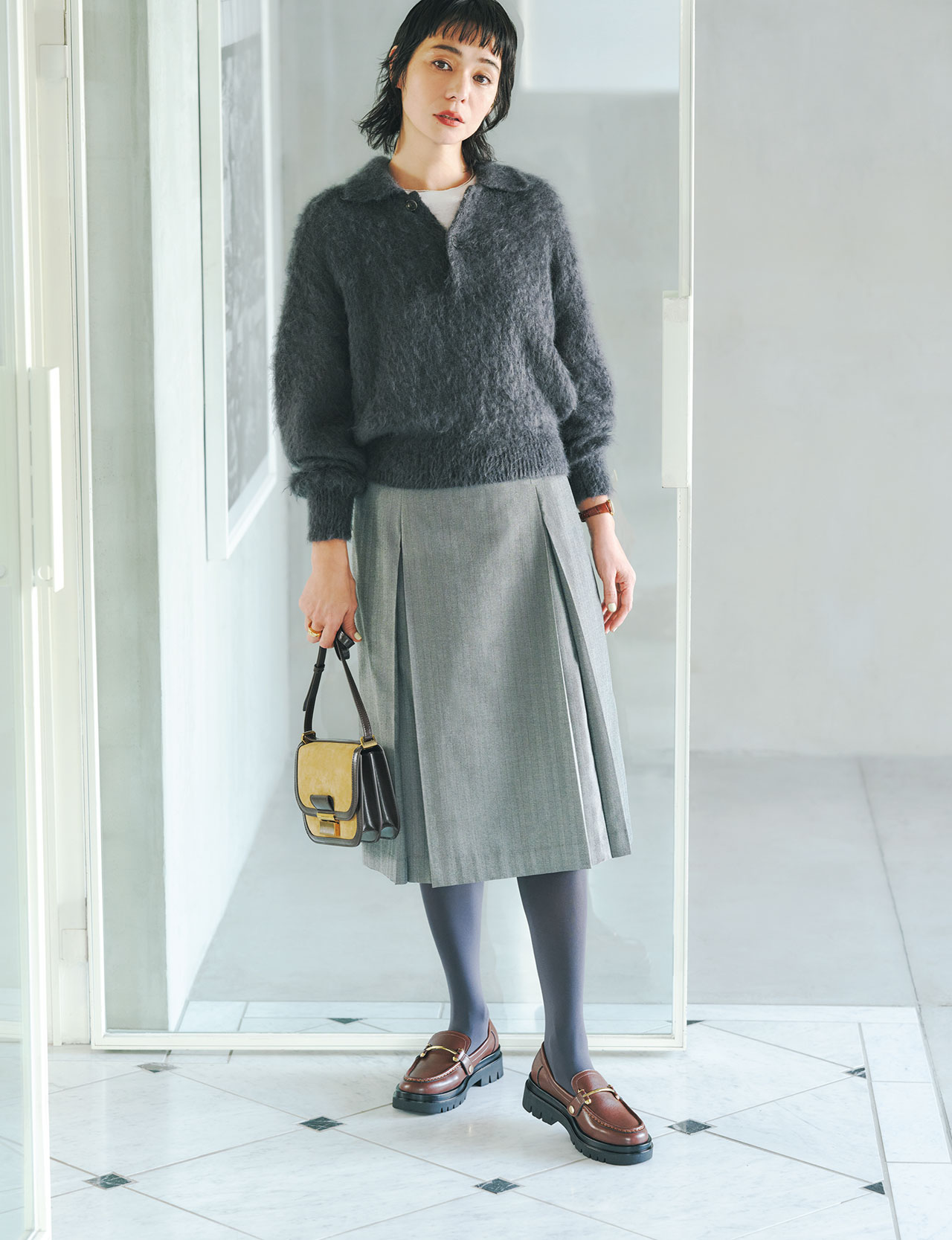 靴【W5070／BROWN】￥7700／ABCマート（ABC SELECT）　ニット￥44000／バトナー　Tシャツ￥11550／シンゾーン ルミネ新宿店（ザ シンゾーン）　スカート￥19800／シップス インフォメーションセンター（シップス）　ネックレス￥40700／マリハ　時計￥28600／ピークス（ロゼモン）　リング￥35200／フラッパーズ（オクチジュエリー）　バッグ￥13900／チャールズ＆キース ジャパン（チャールズ＆キース）　タイツ￥1320／タビオ（靴下屋）　モデル／竹下玲奈