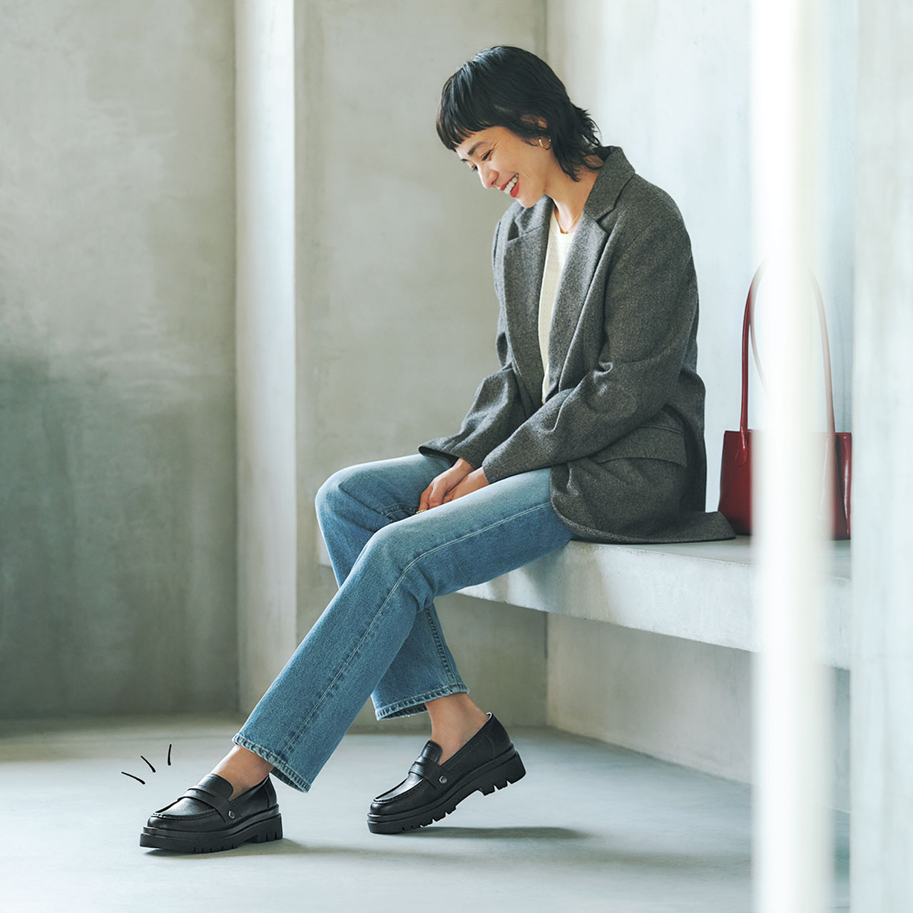 靴【W5070／BLACK】￥7700／ABCマート（ABC SELECT）　ジャケット￥27000／プラステ　Tシャツ￥30800／エストネーション　パンツ￥53240／シチズンズ・オブ・ヒューマニティ　ピアス￥165000・ネックレス￥33000／マリハ　リング（右手）￥44000／イセタンサローネ東京（カラットアー） リング（左手）￥26400／プラウ　バッグ￥15100／シップス インフォメーションセンター（スタンドオイル）　インナー／スタイリスト私物　モデル／竹下玲奈